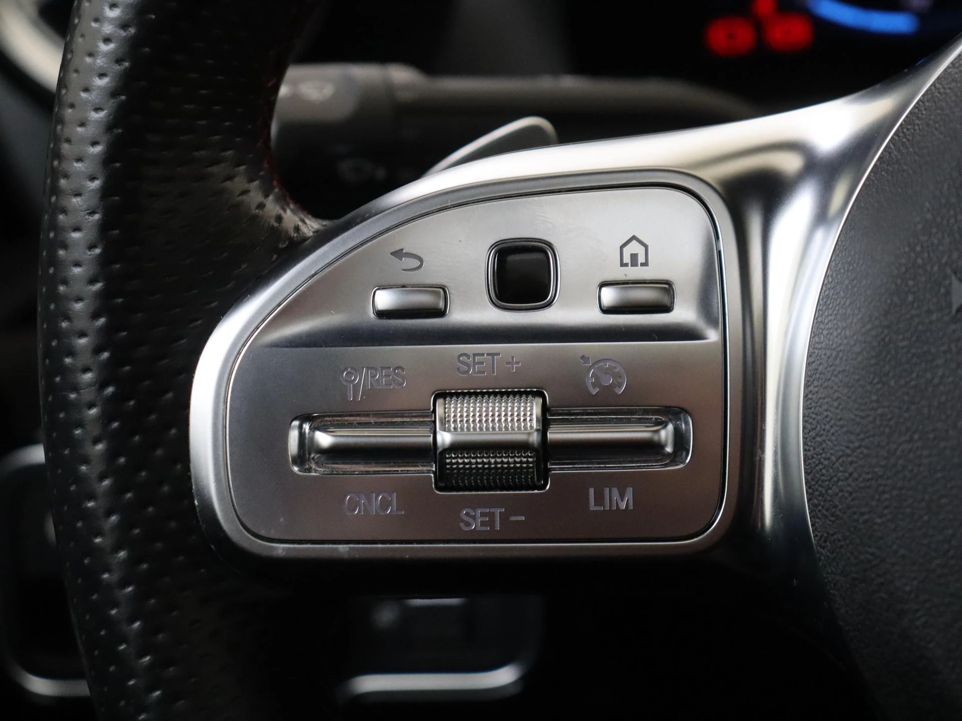 Mercedes-Benz-CLA-image-12