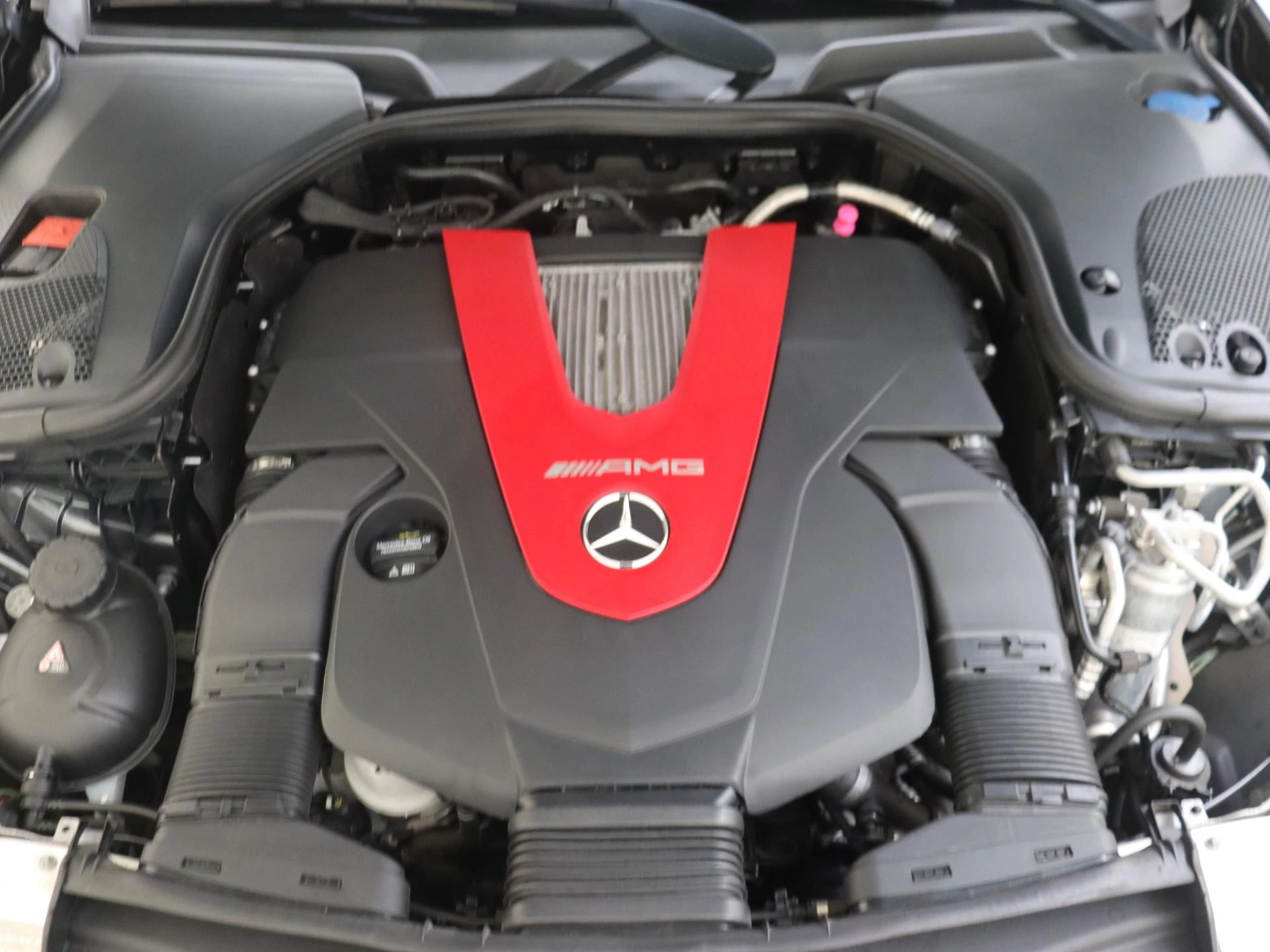 Mercedes-Benz-E-Klasse-image-4