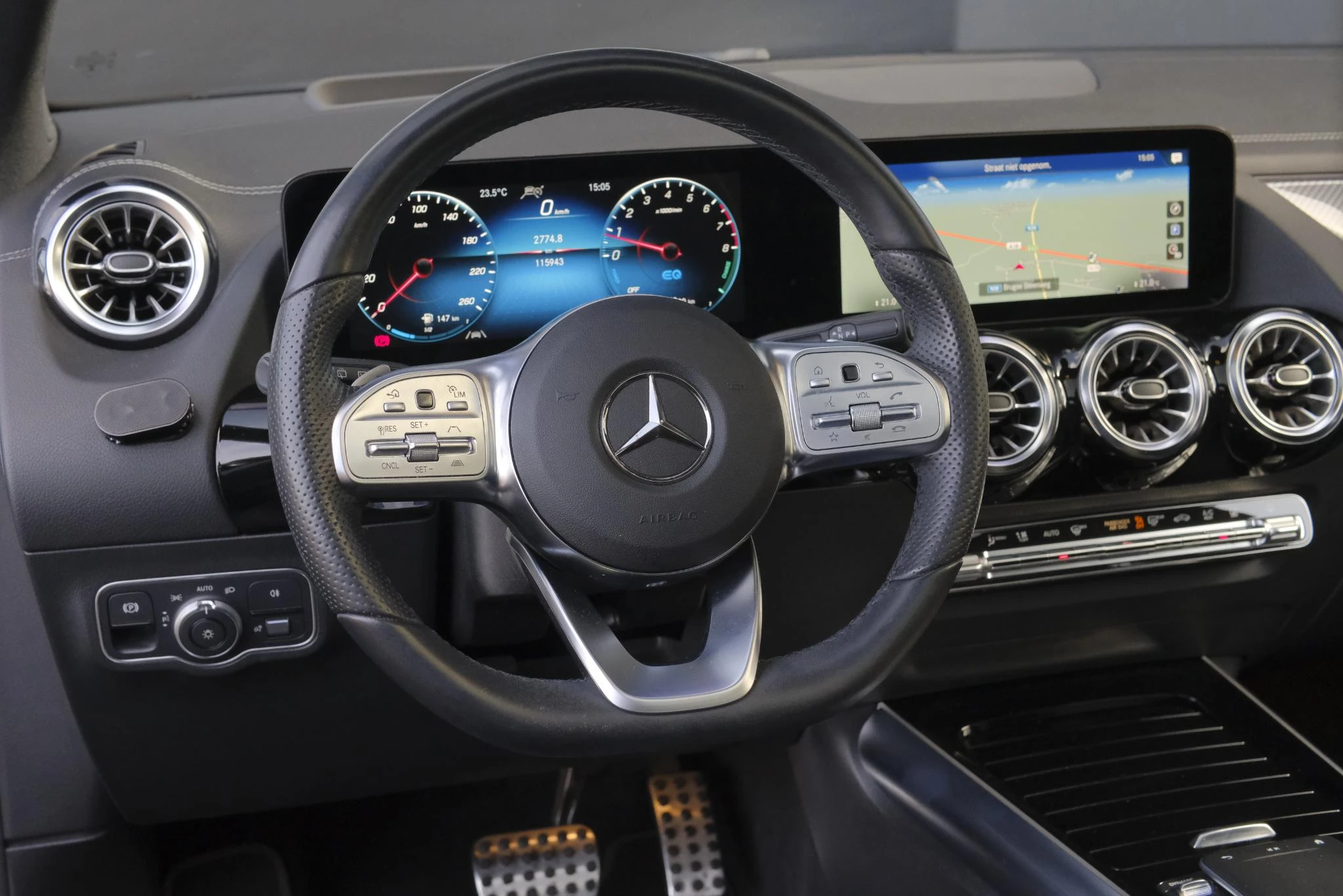 Mercedes-Benz-GLA-image-16