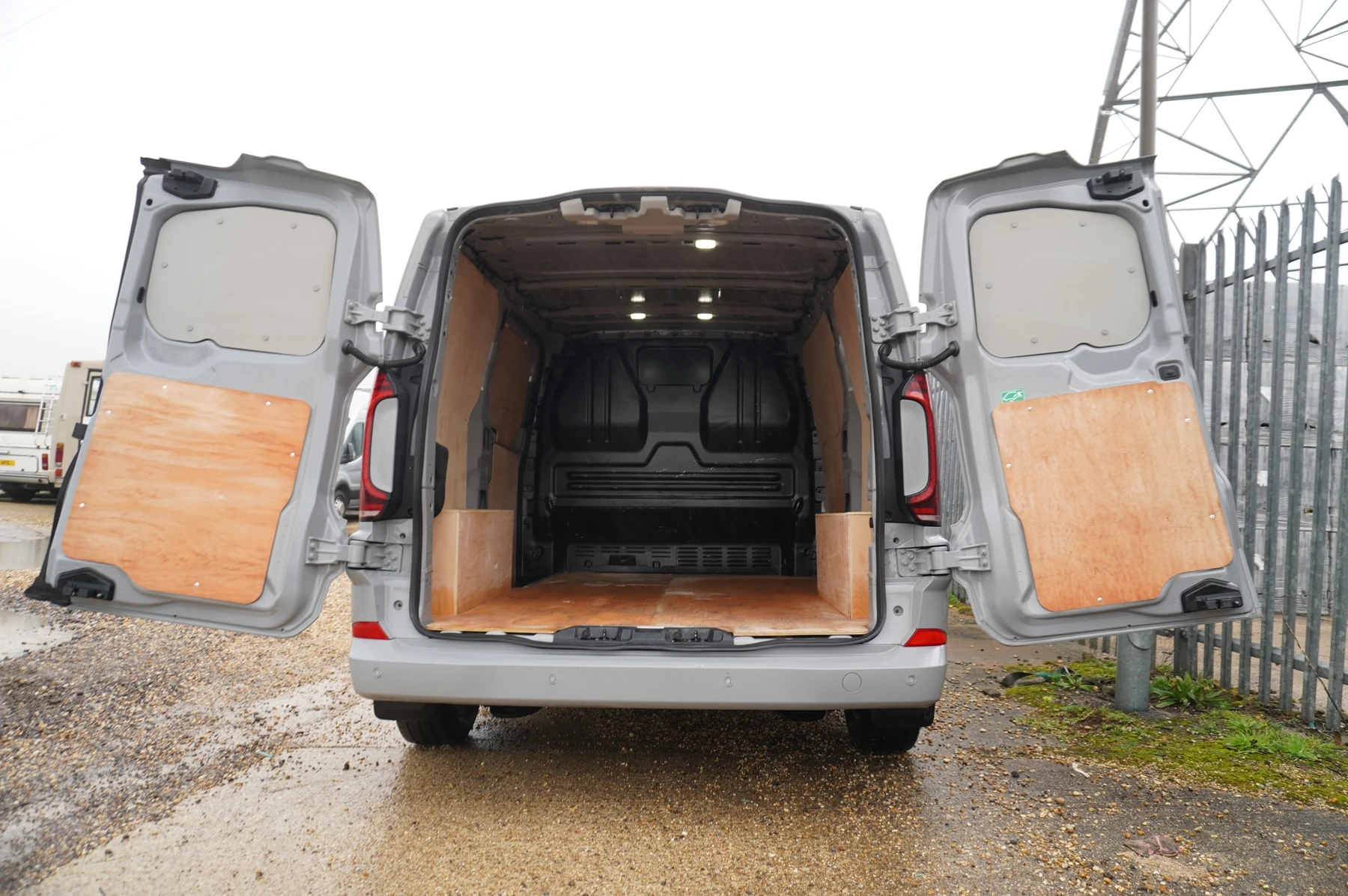 Volkswagen-Transporter-image-44