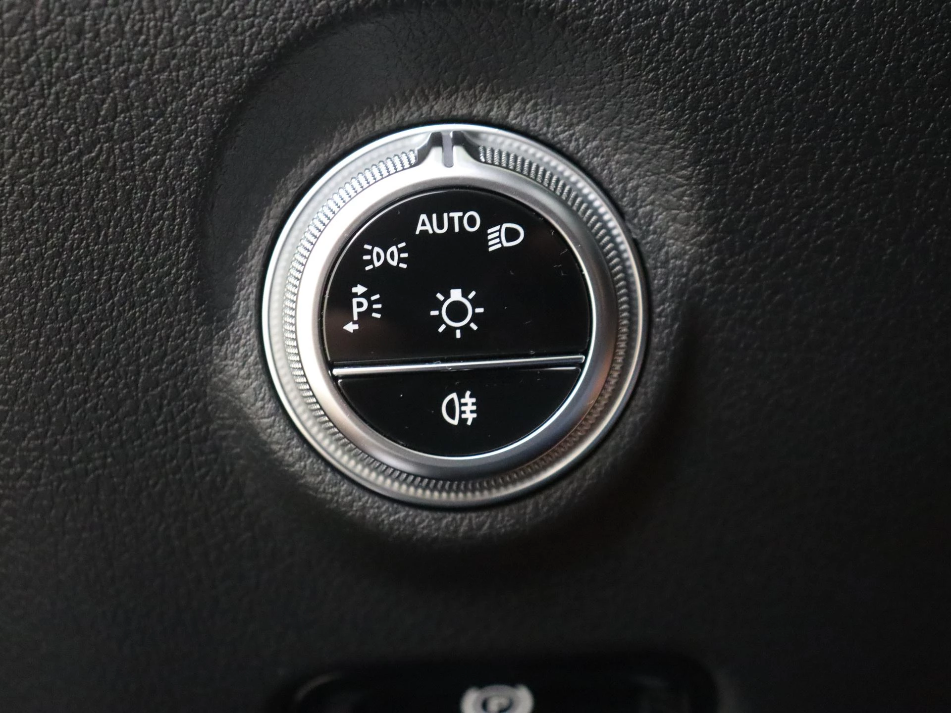 Mercedes-Benz-C-Klasse-image-23