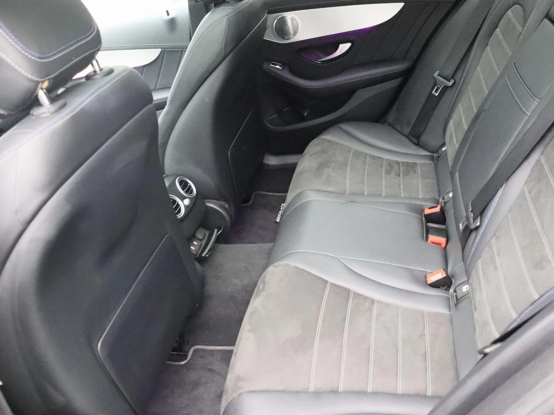 Mercedes-Benz-C-Klasse-image-11