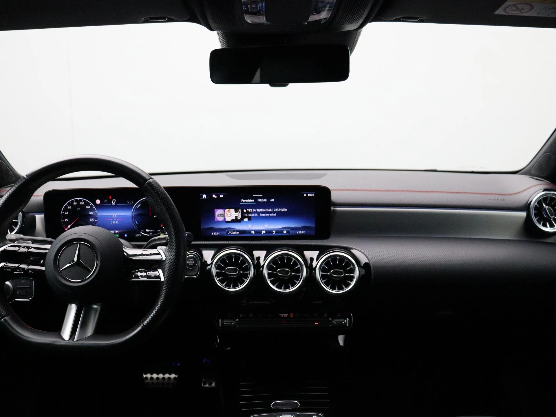 Mercedes-Benz-CLA-image-23
