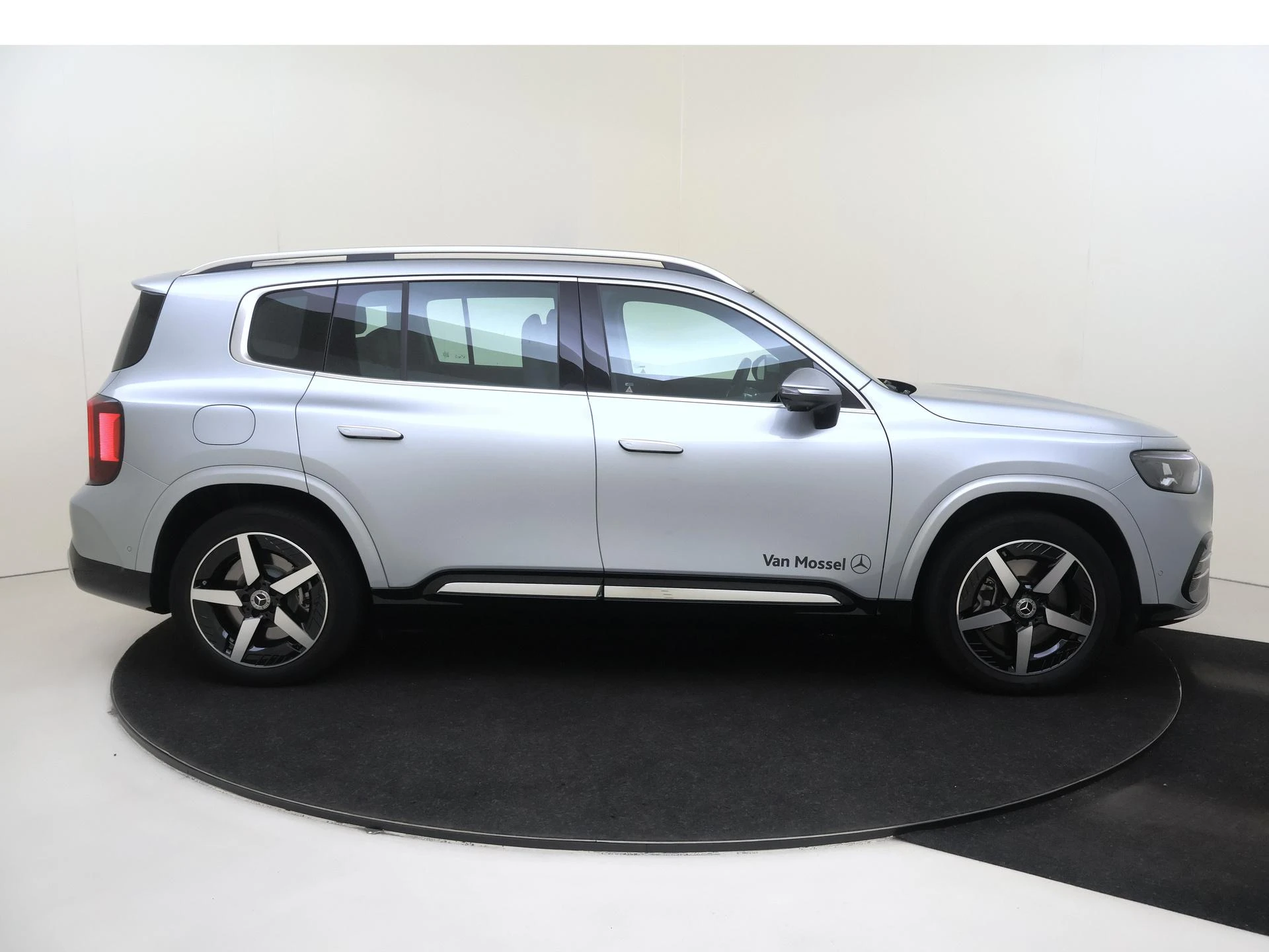 Mercedes-Benz-GLB-image-8