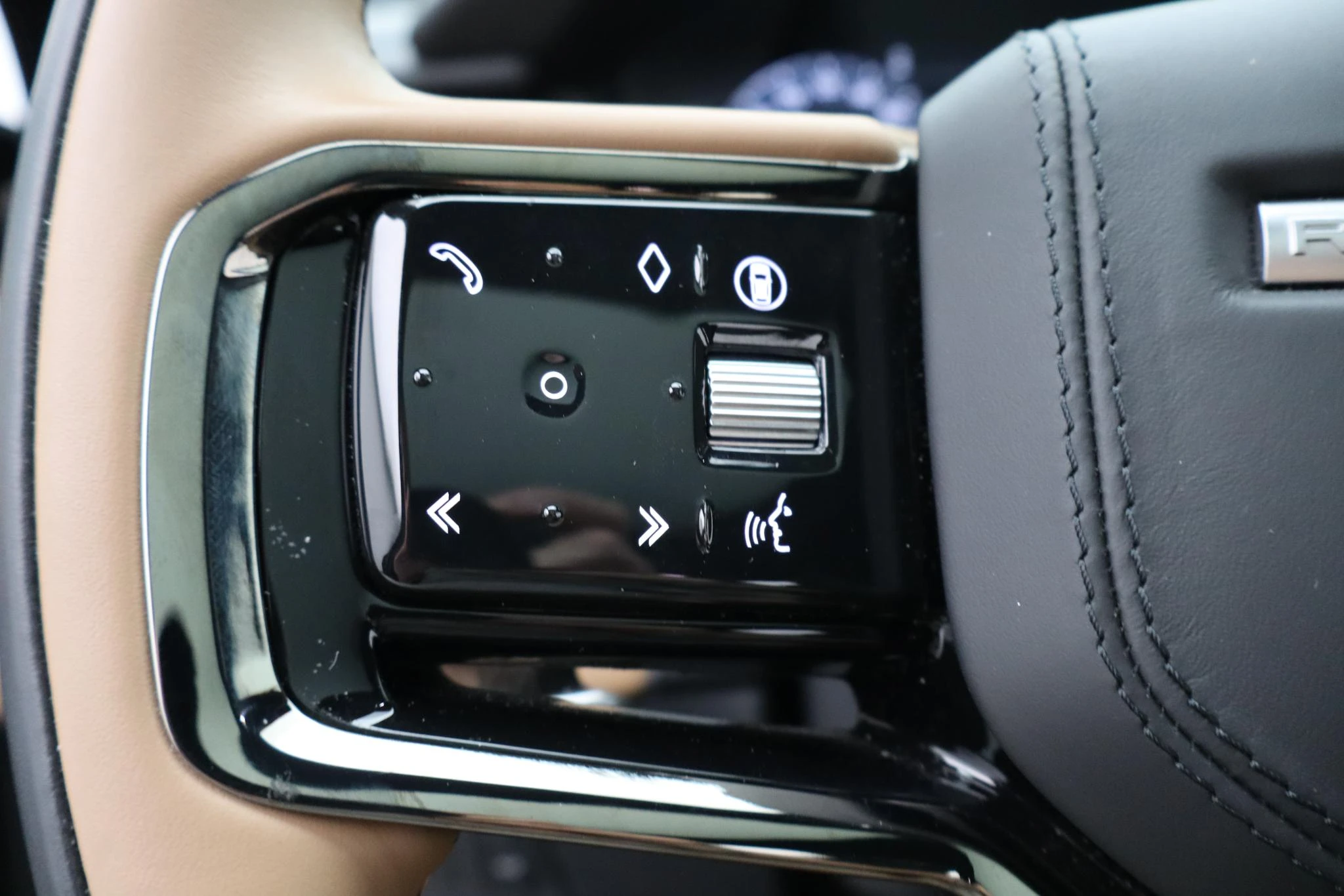 Land Rover-Range Rover Velar-image-27