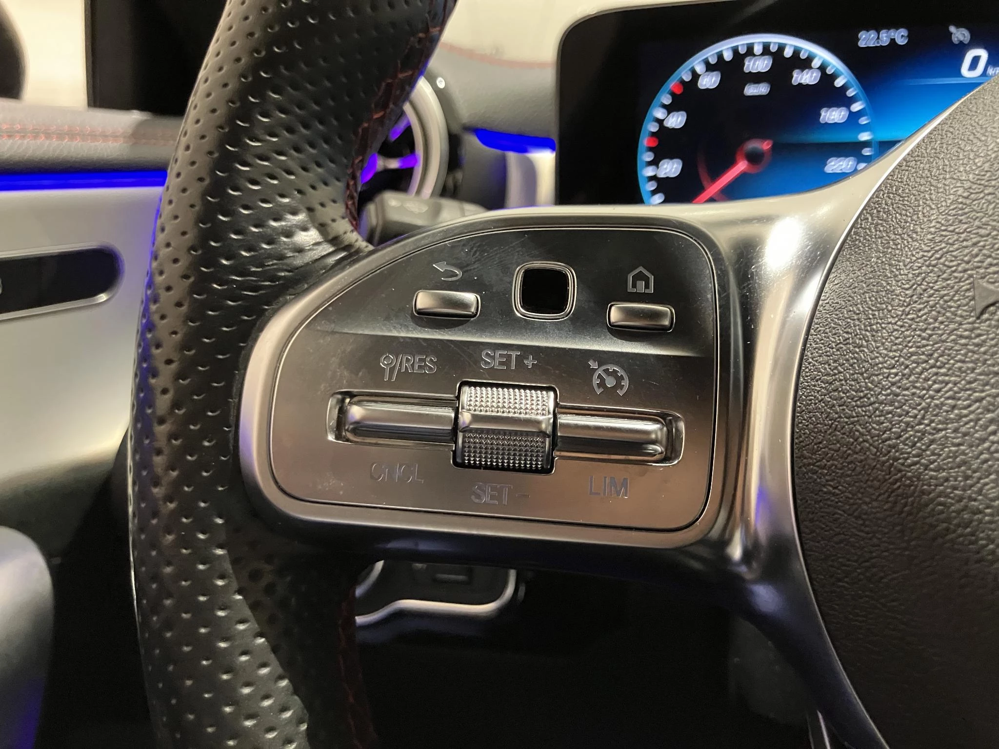 Mercedes-Benz-CLA-image-18