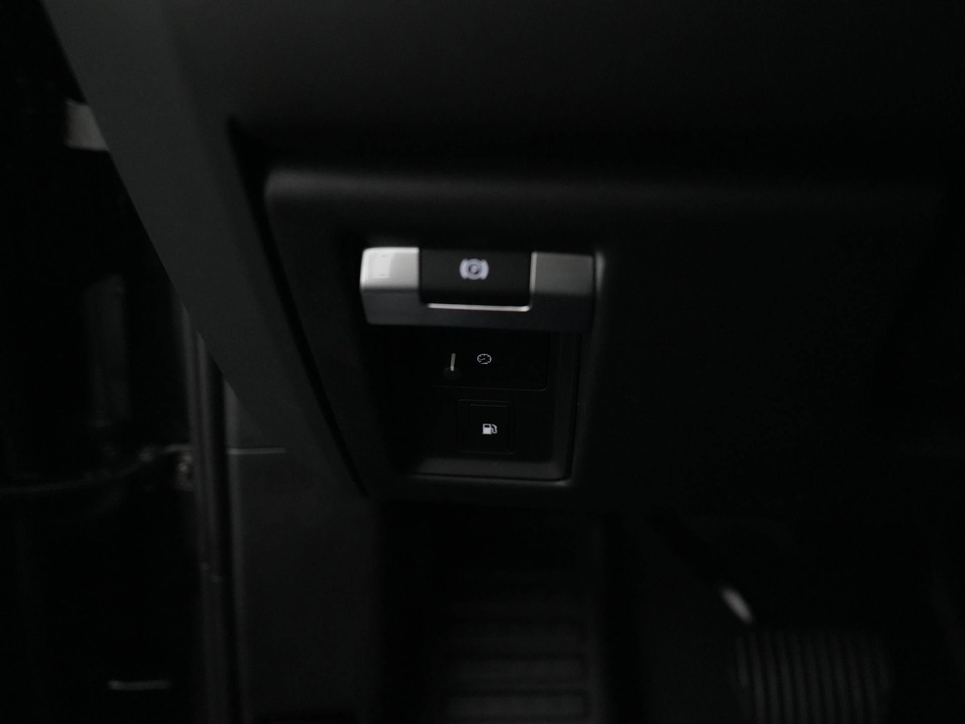 Land Rover-Defender-image-16