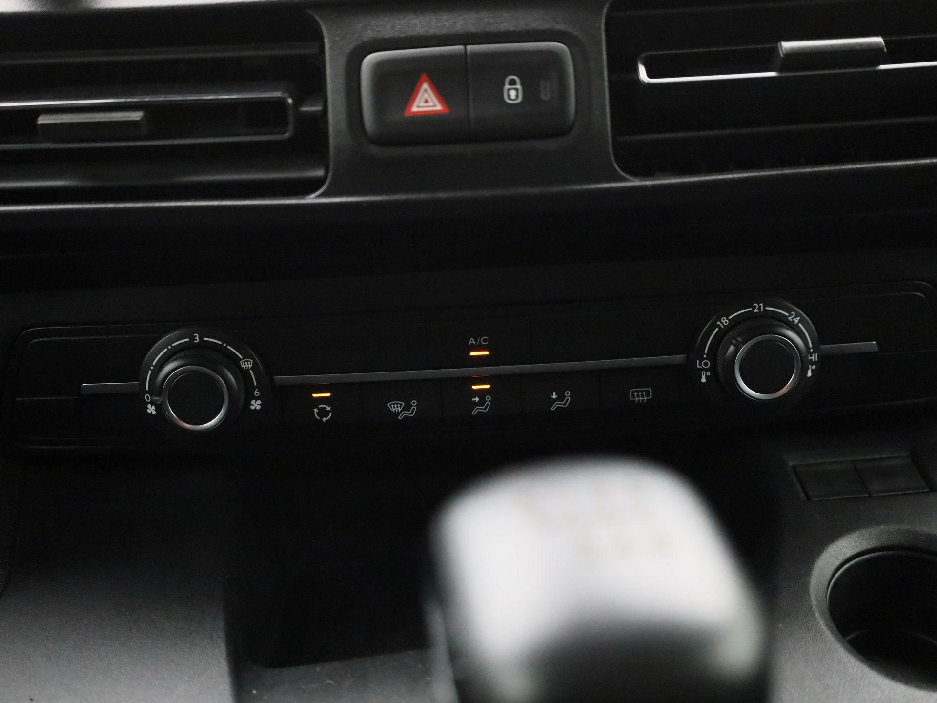 Opel-Combo Life-image-19