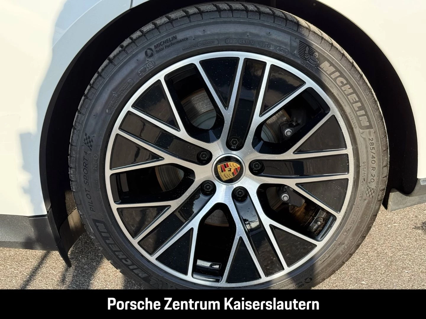 Porsche Taycan Surround-View Luftfederung Panoramadach -