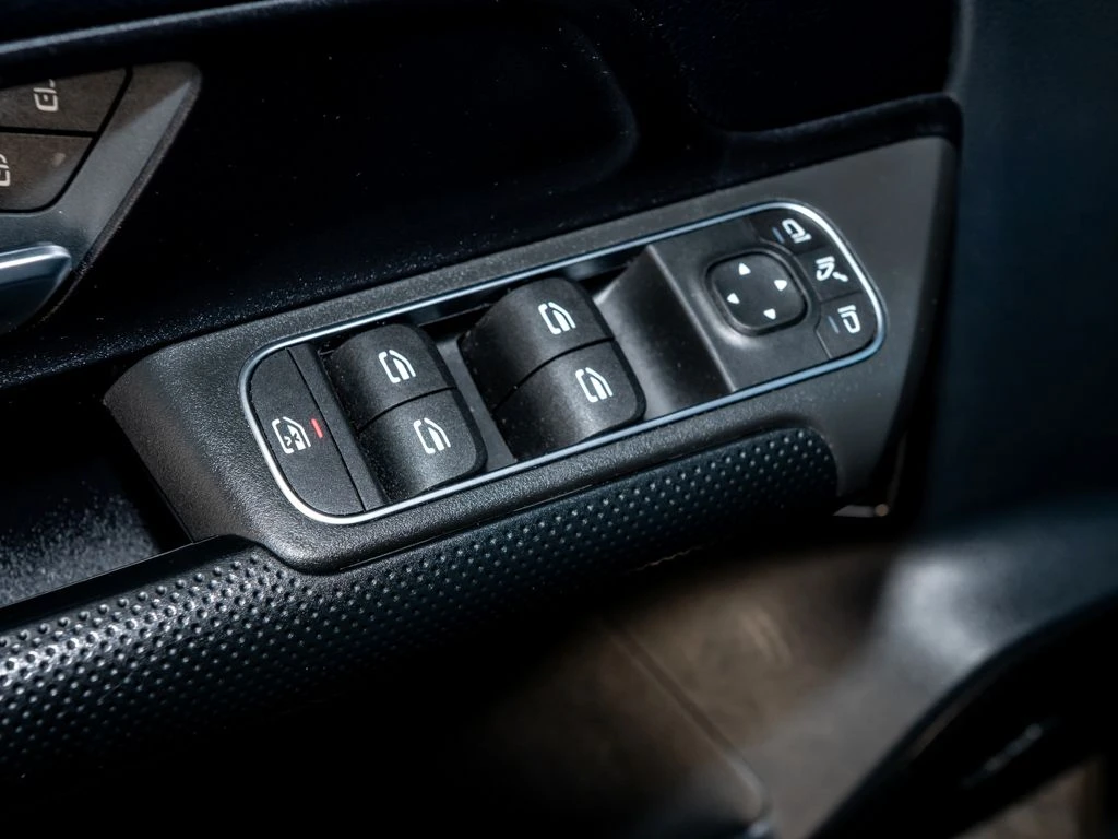 Mercedes-Benz-GLB 200 d-image-14