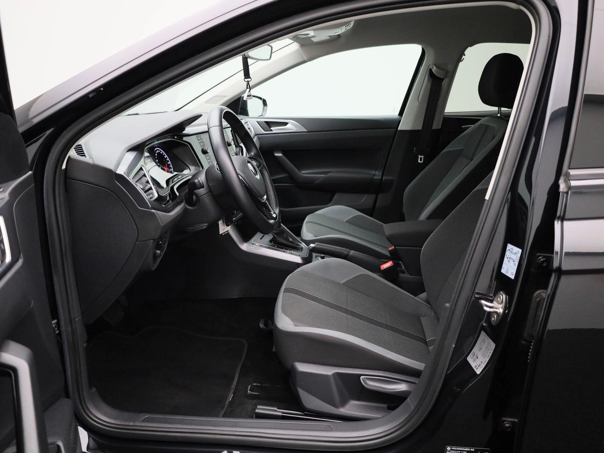 Volkswagen-Polo-image-8