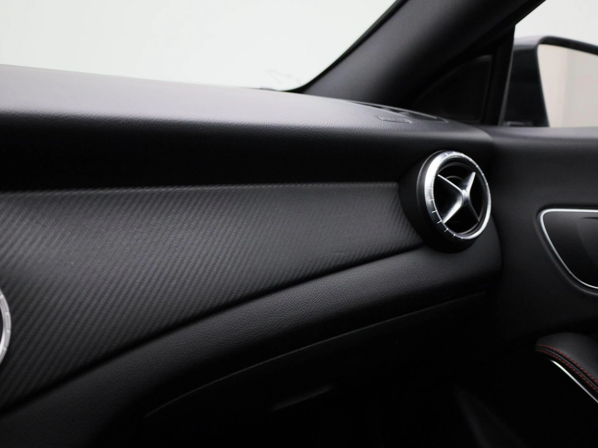 Mercedes-Benz-CLA-image-24