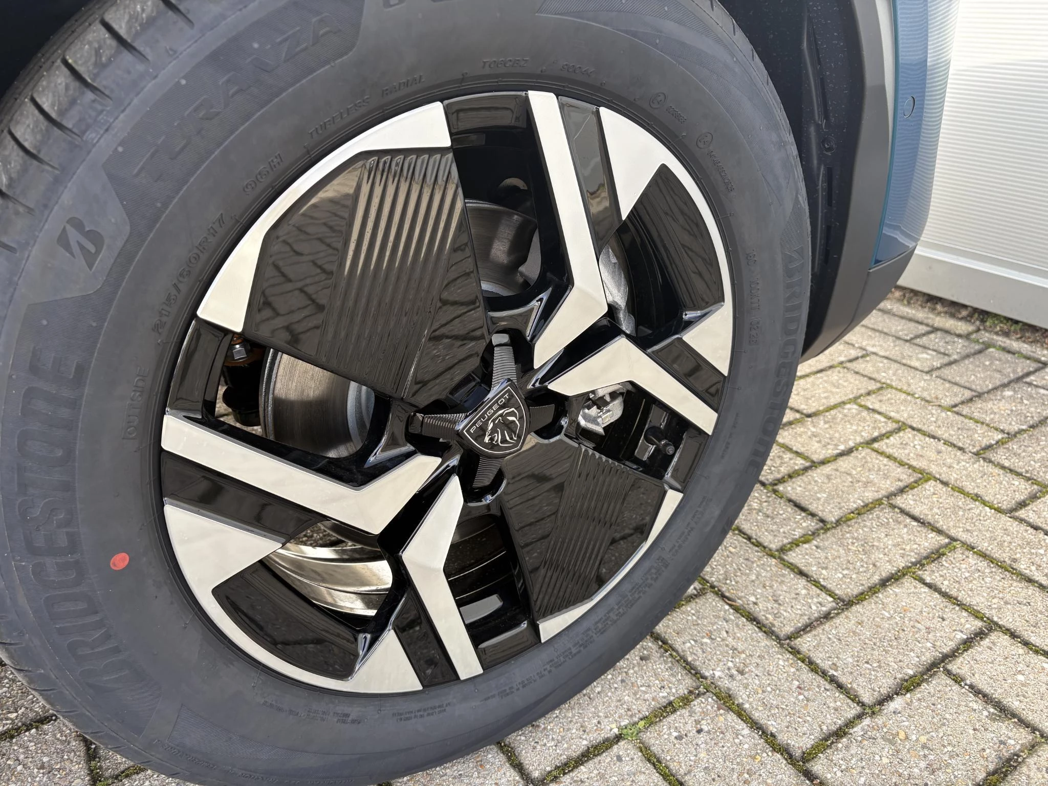 Peugeot-e-2008-image-9