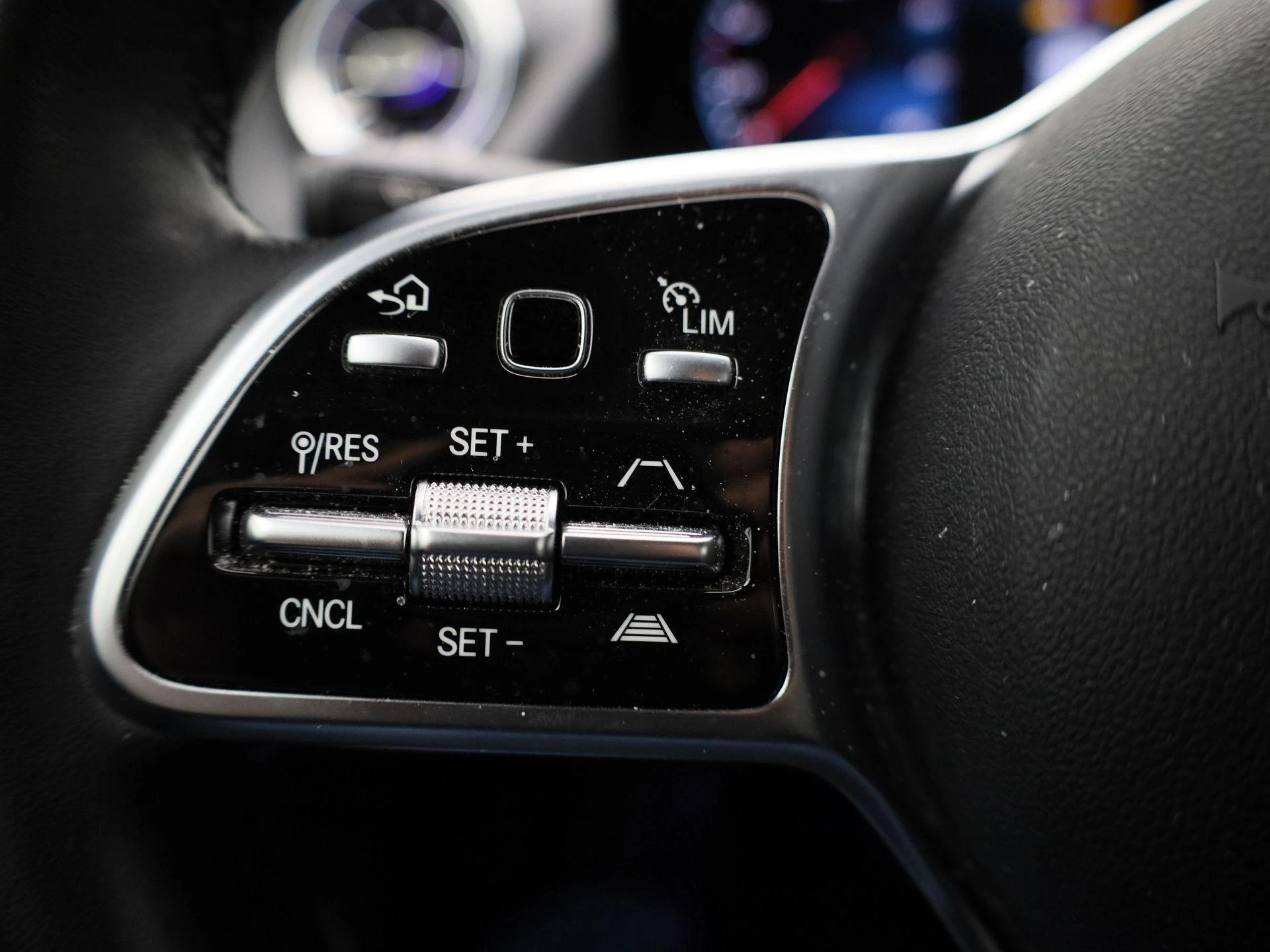 Mercedes-Benz-GLA-image-18