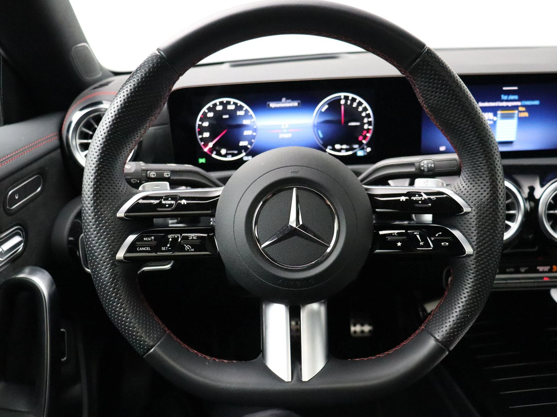 Mercedes-Benz-CLA-image-16