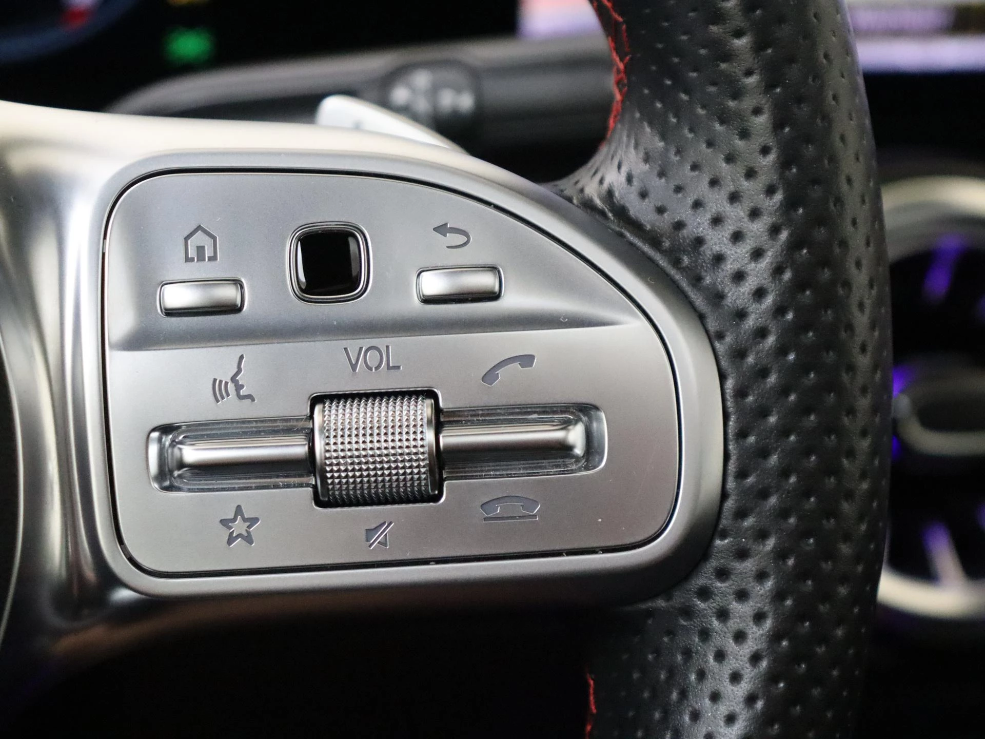 Mercedes-Benz-GLA-image-13