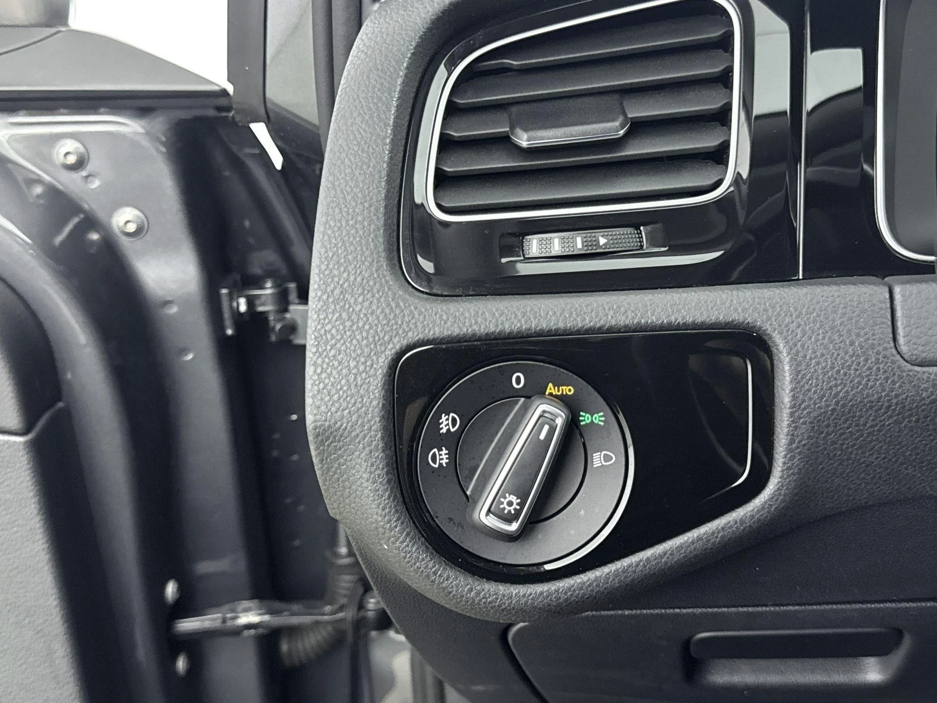 Volkswagen-Golf-image-21