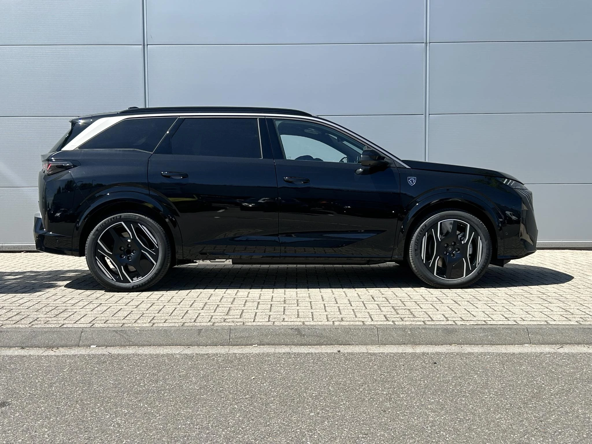 Peugeot e-5008