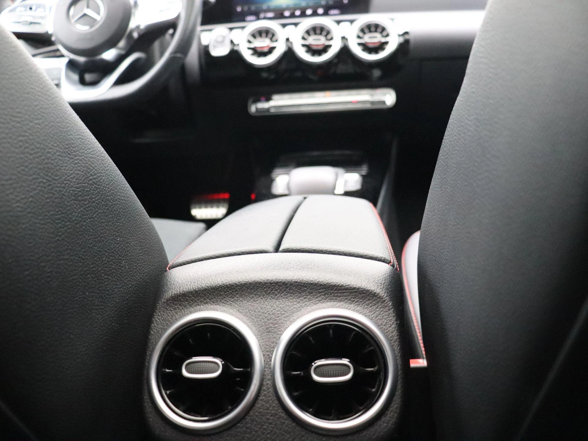 Mercedes-Benz CLA 180 AMG Line Shooting Brake + PANO DAK + MULTIBEAM LED + CARPLAY +