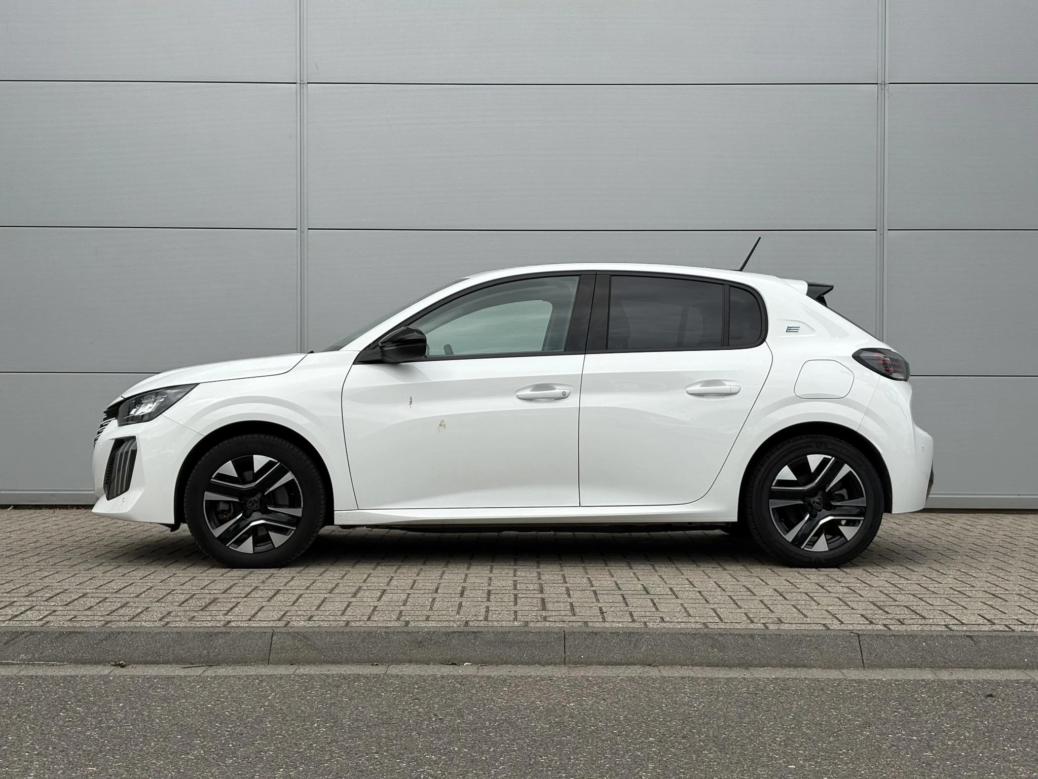 Peugeot-e-208-image-1