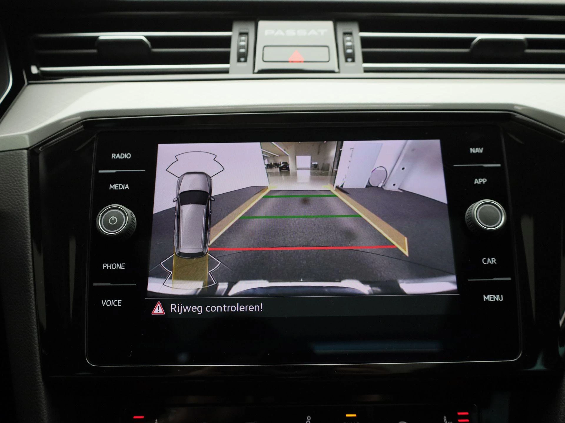 Volkswagen-Passat-image-27