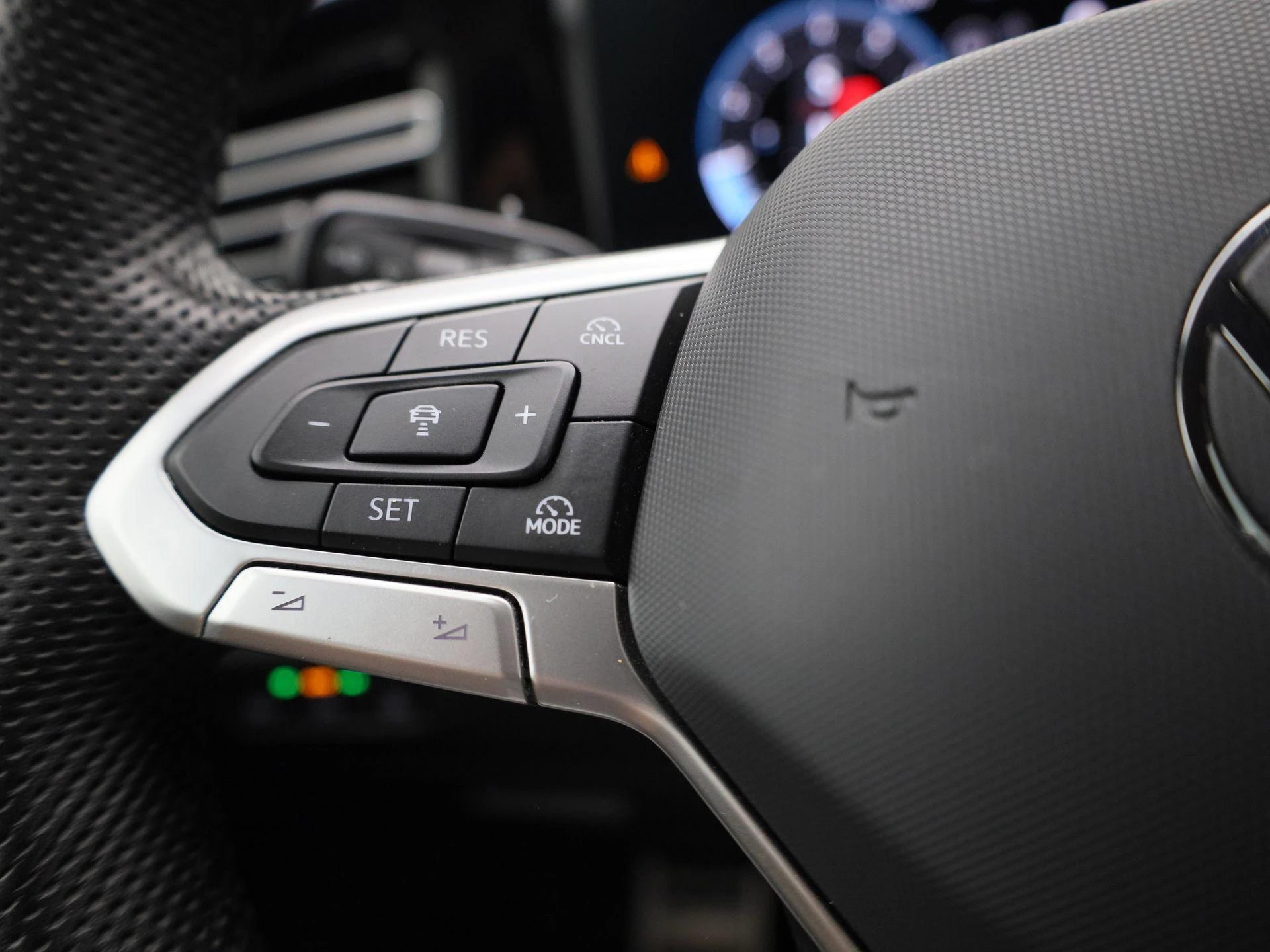 Volkswagen-Tiguan-image-16