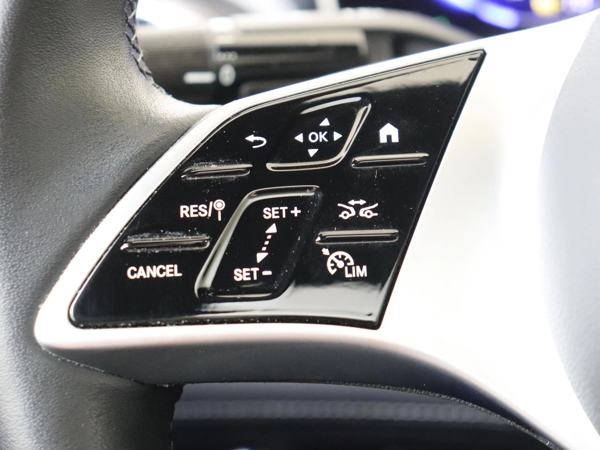 Mercedes-Benz-EQE-image-13