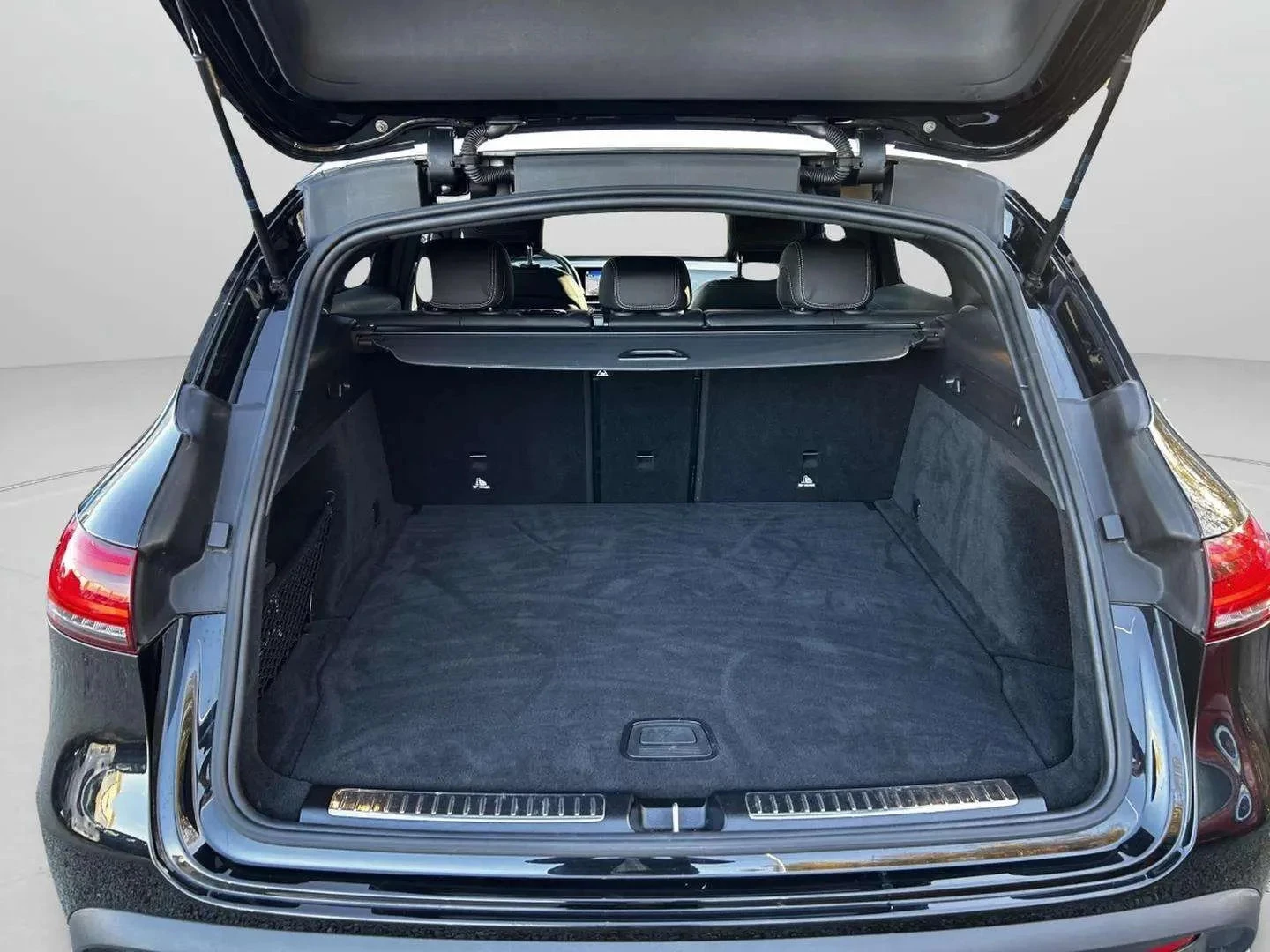 Mercedes-Benz-EQC-image-20