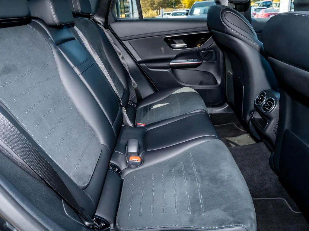 Mercedes-Benz-GLC 300 d-image-12