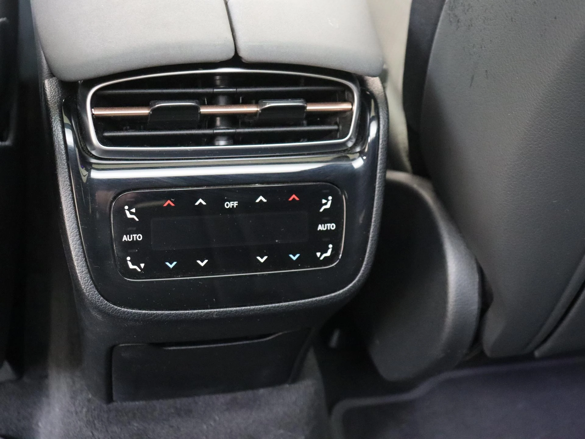 Mercedes-Benz-EQS-image-34