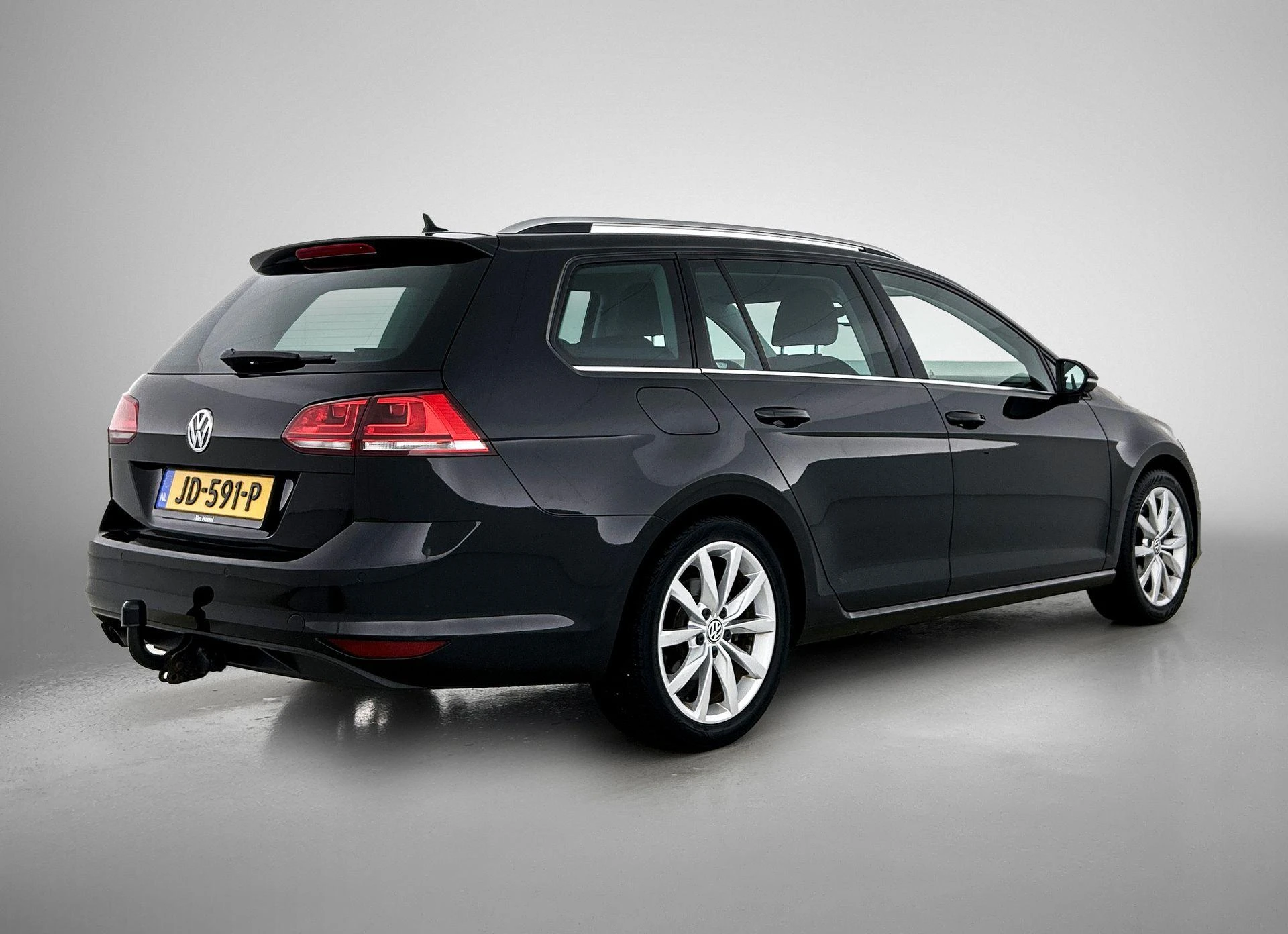 Volkswagen-Golf-image-4