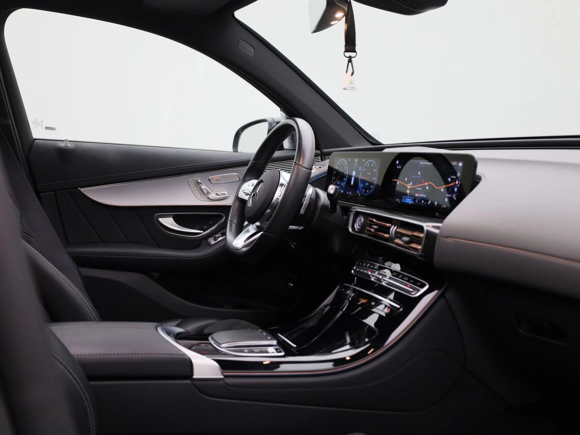 Mercedes-Benz-EQC-image-35