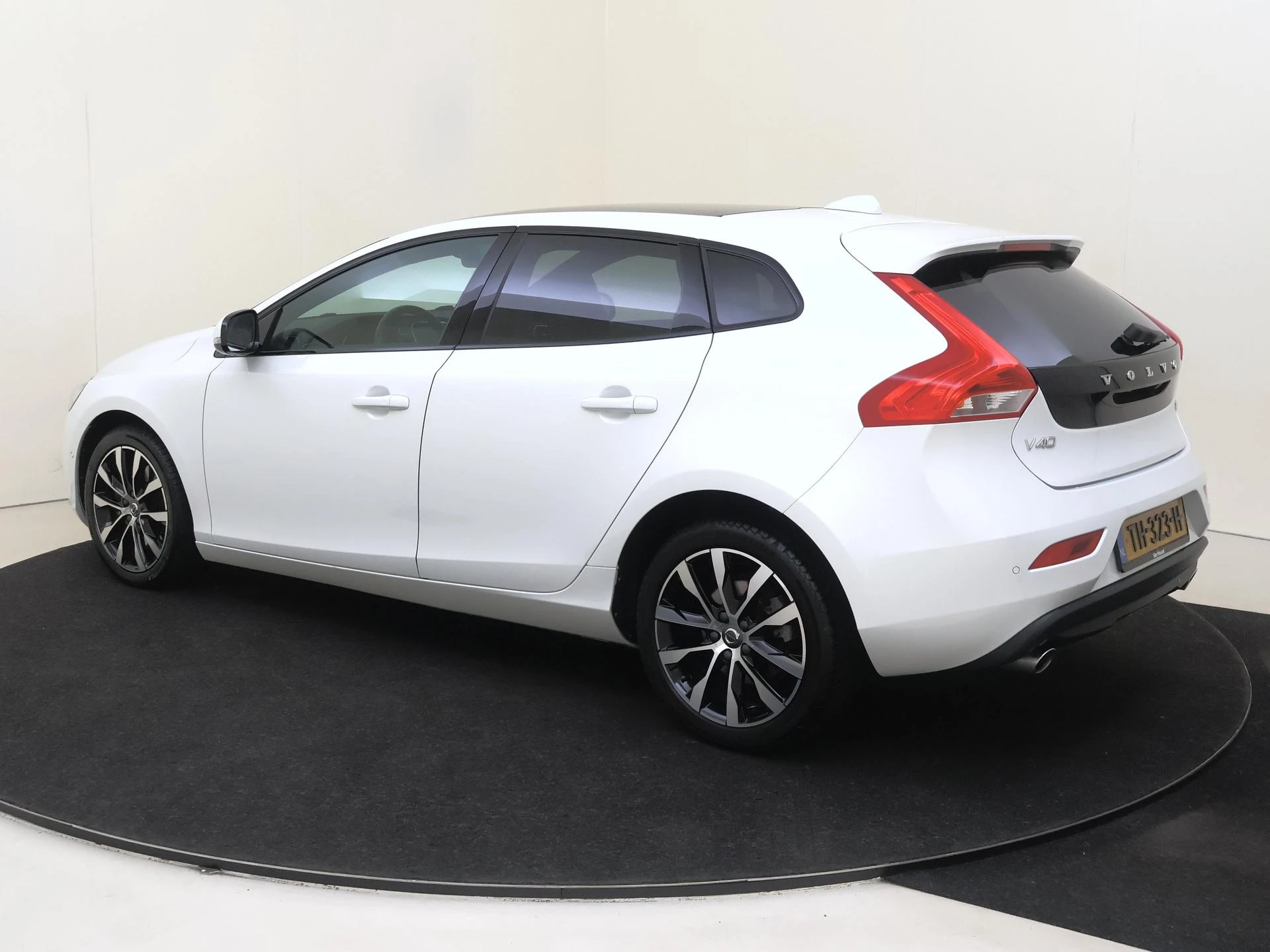 Volvo-V40-image-2