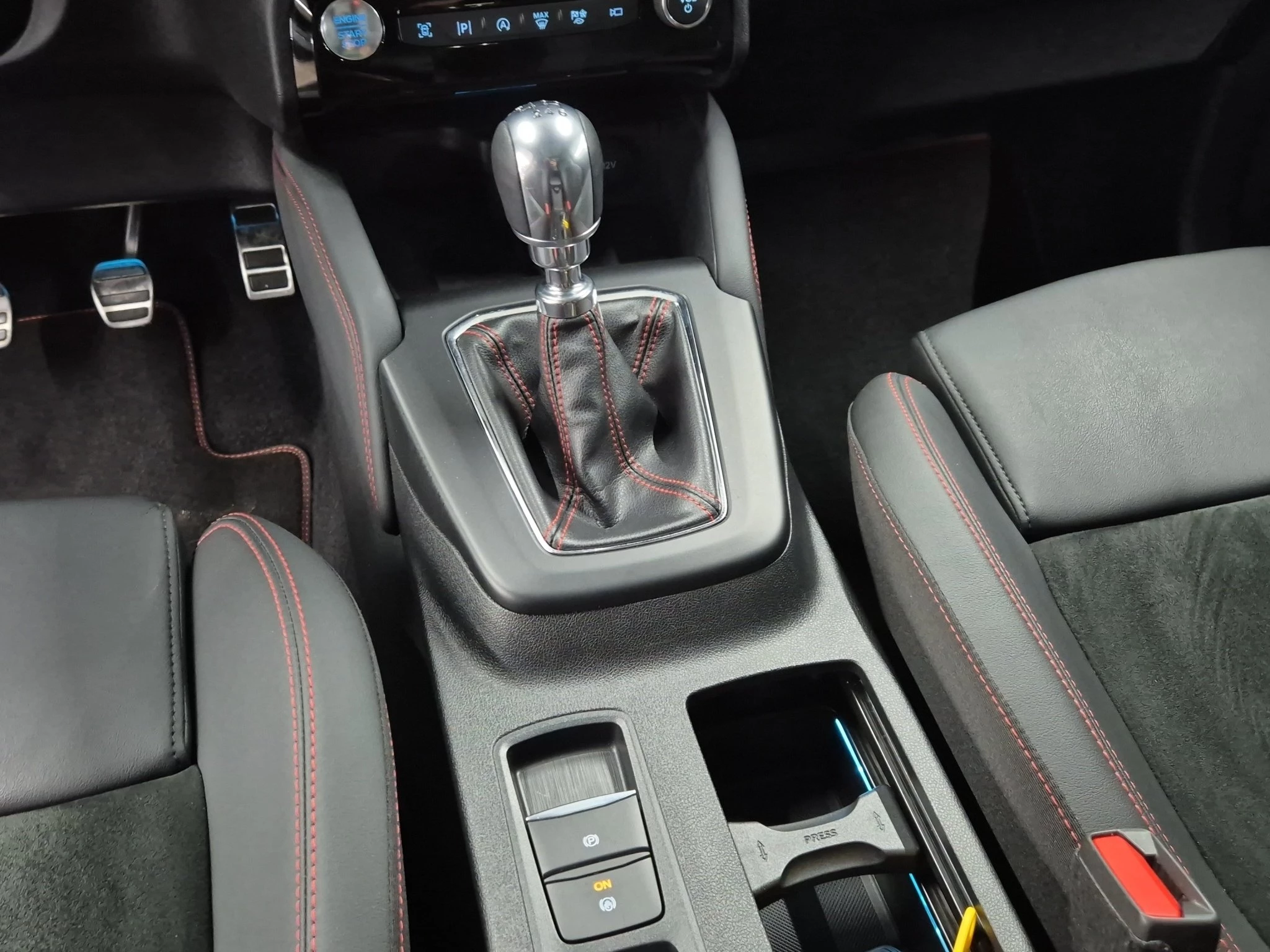 Ford Kuga ST-Line X*PANO*AHK*LED-MATRIX*360GRAD*ACC*NAVI*SOUND-SYS.