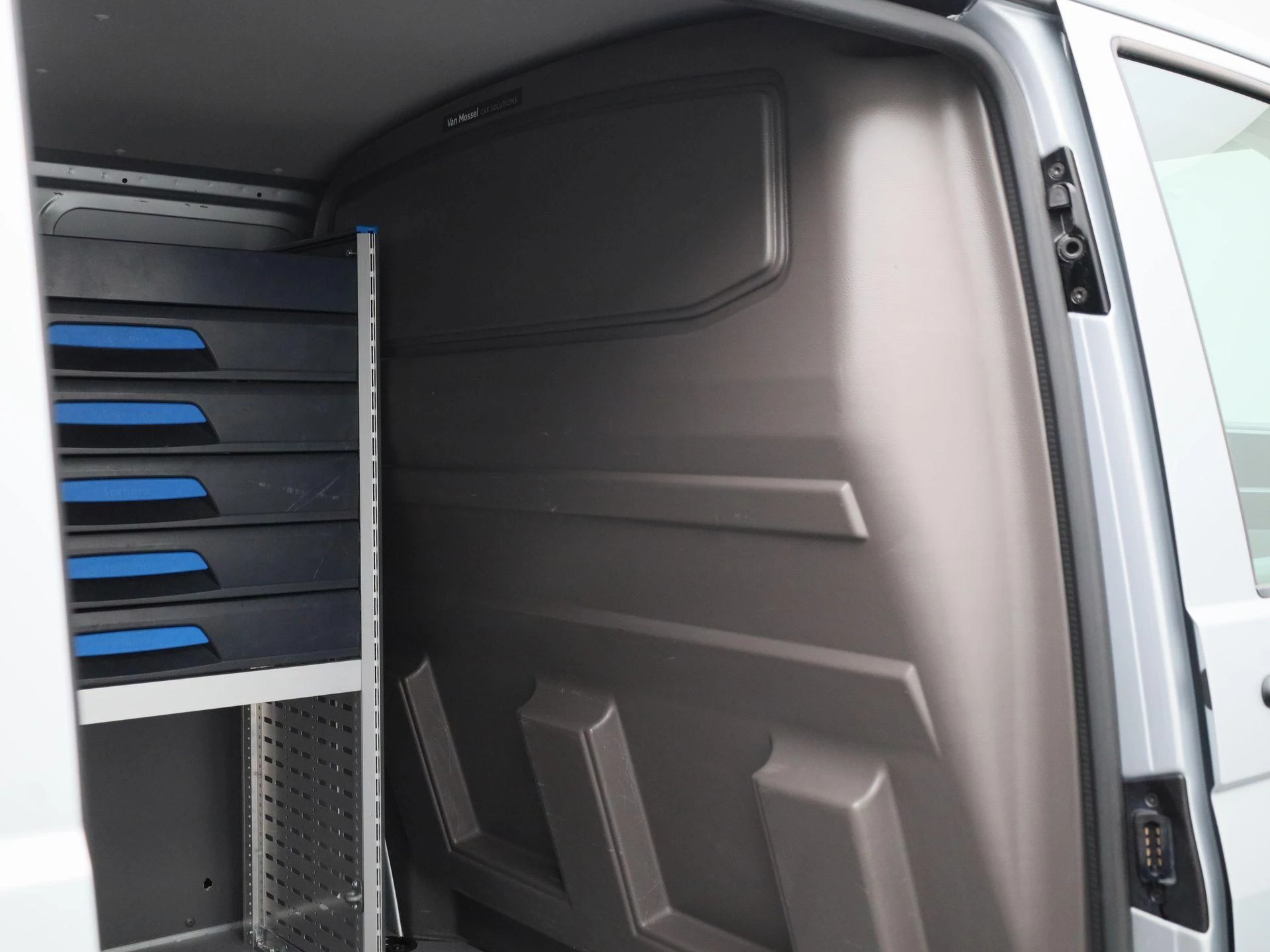 Volkswagen-Transporter-image-13