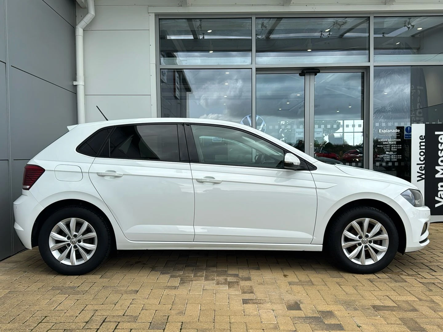 Volkswagen-Polo-image-9