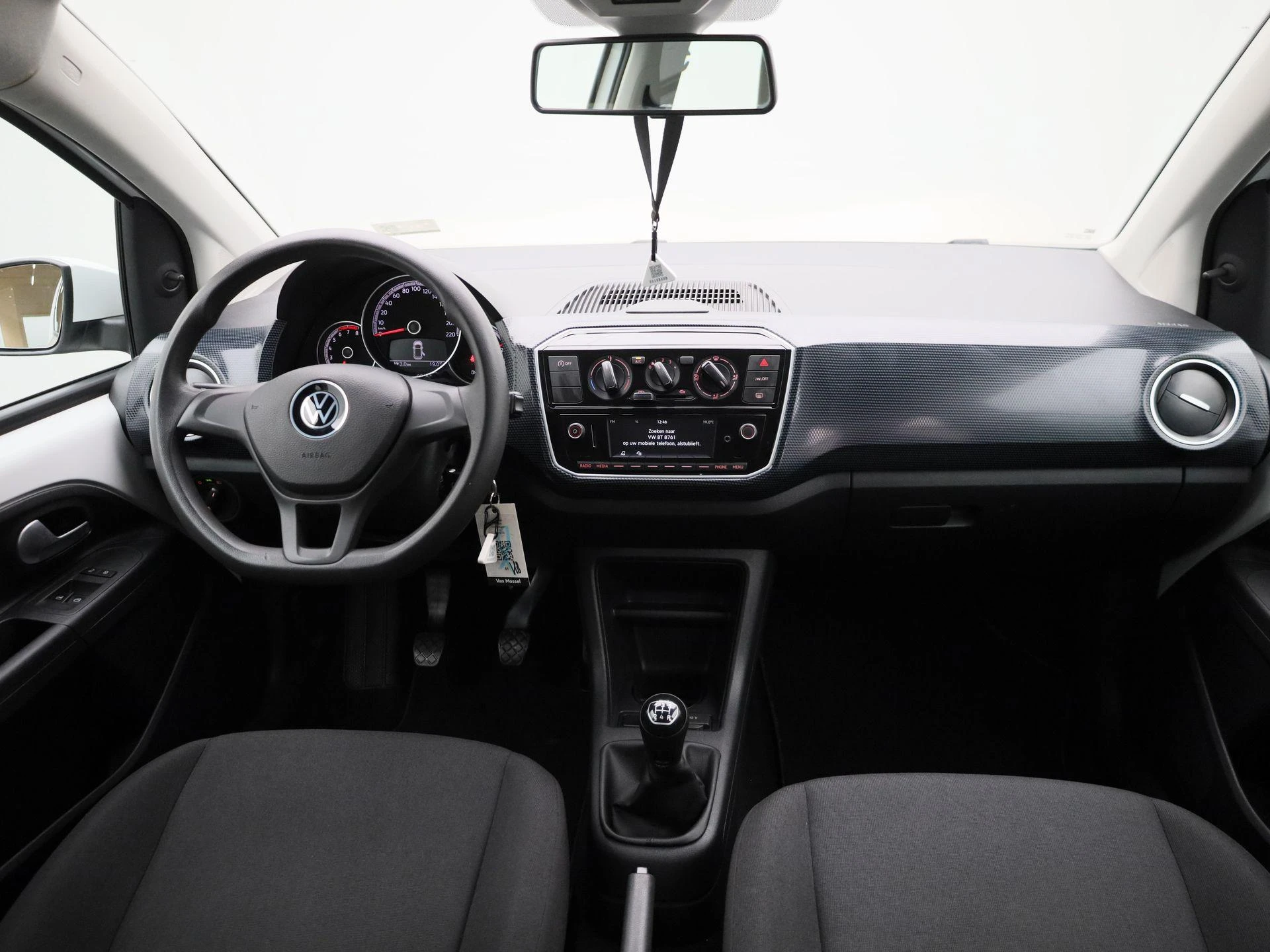 Volkswagen-up!-image-28