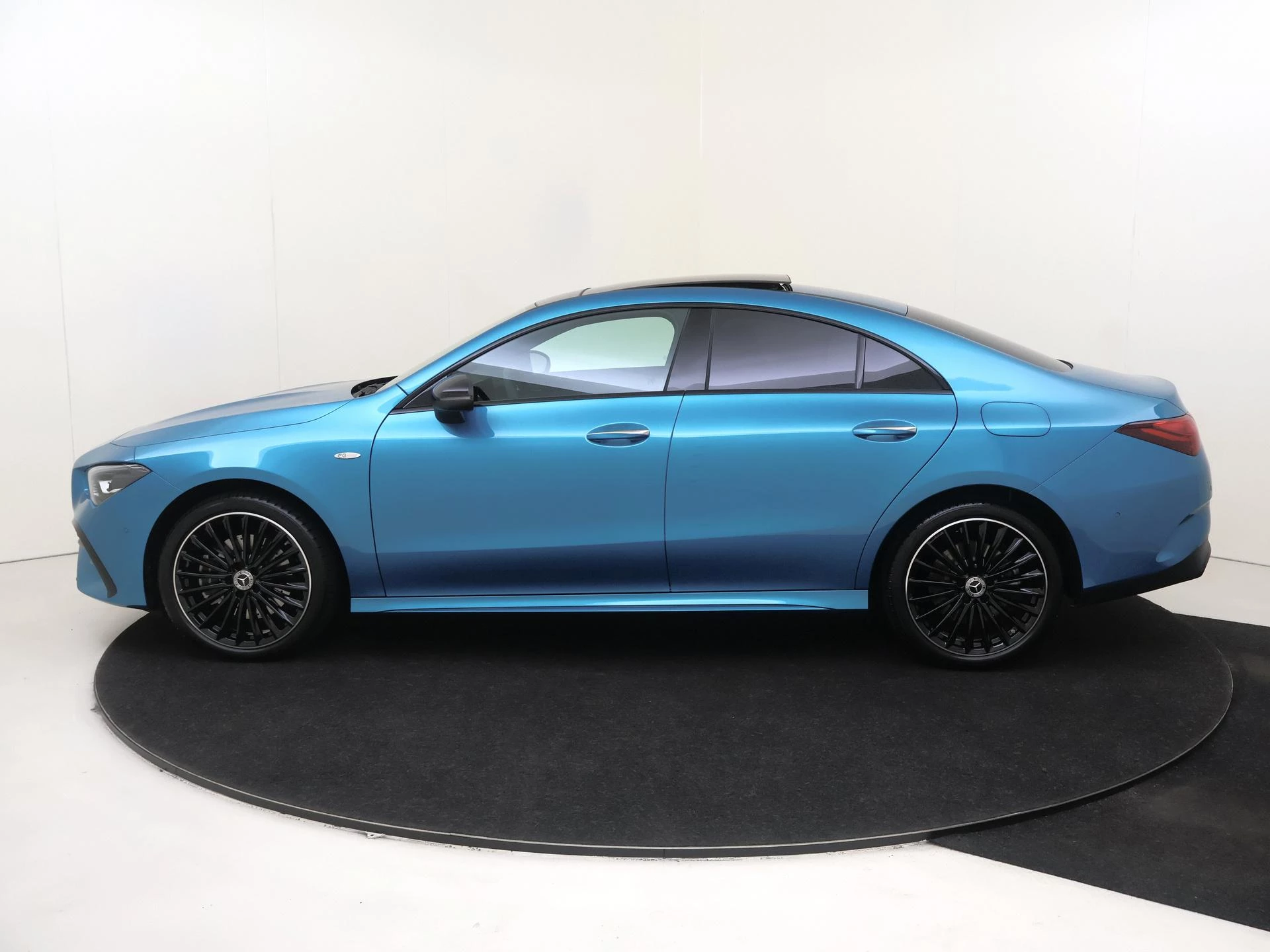 Mercedes-Benz-CLA-image-4