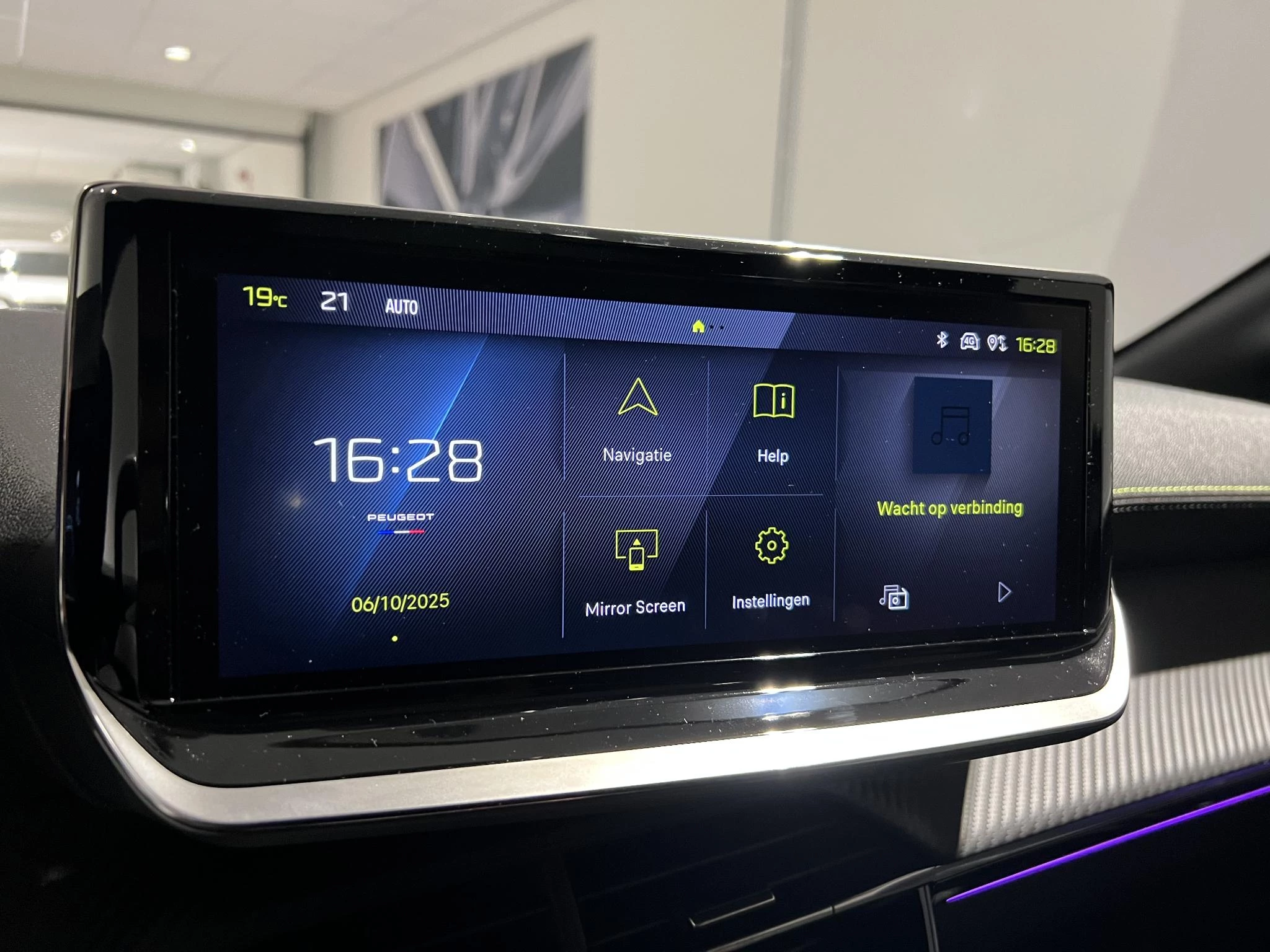 Peugeot-e-208-image-9