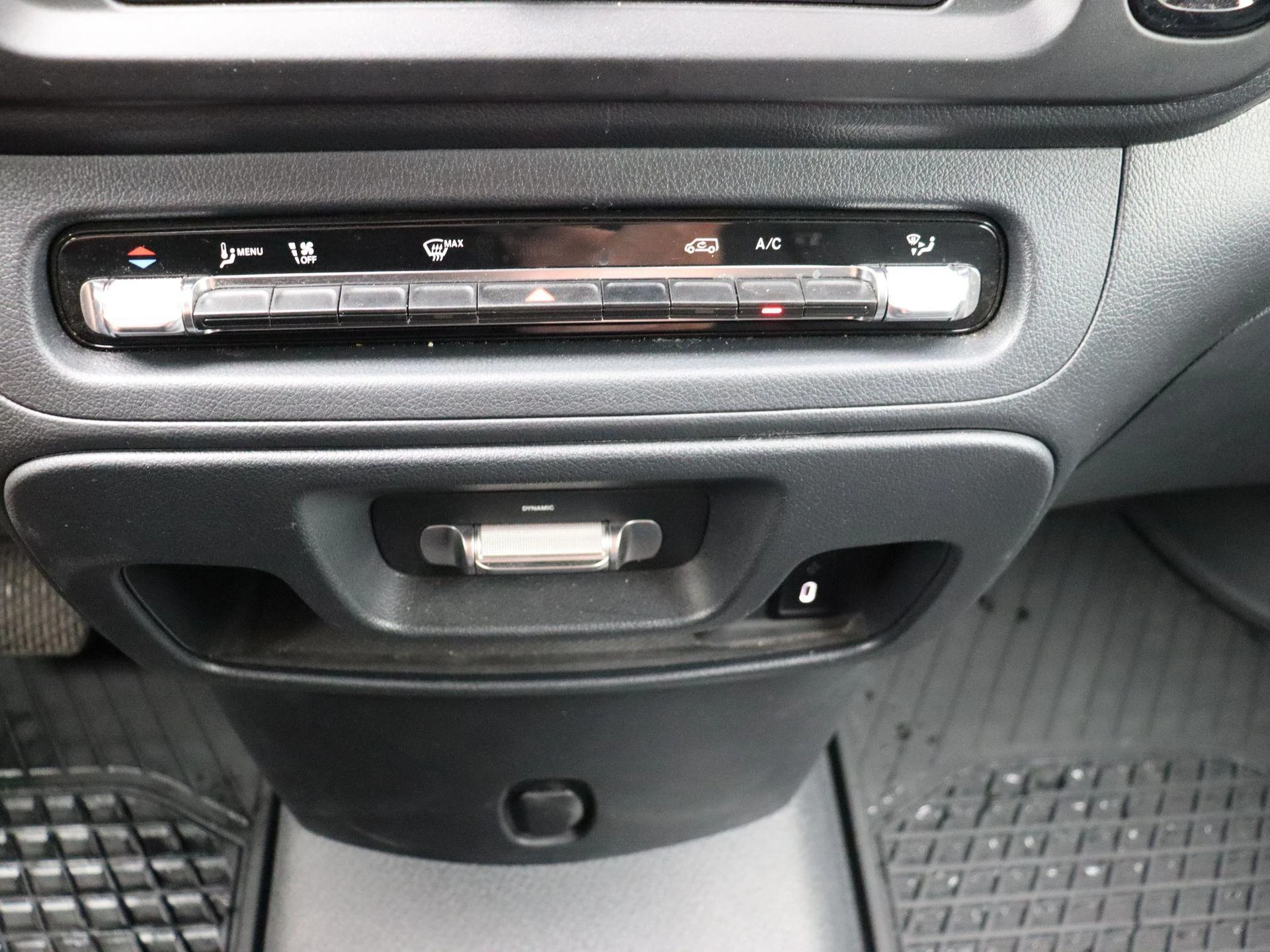 Mercedes-Benz-Vito-image-17