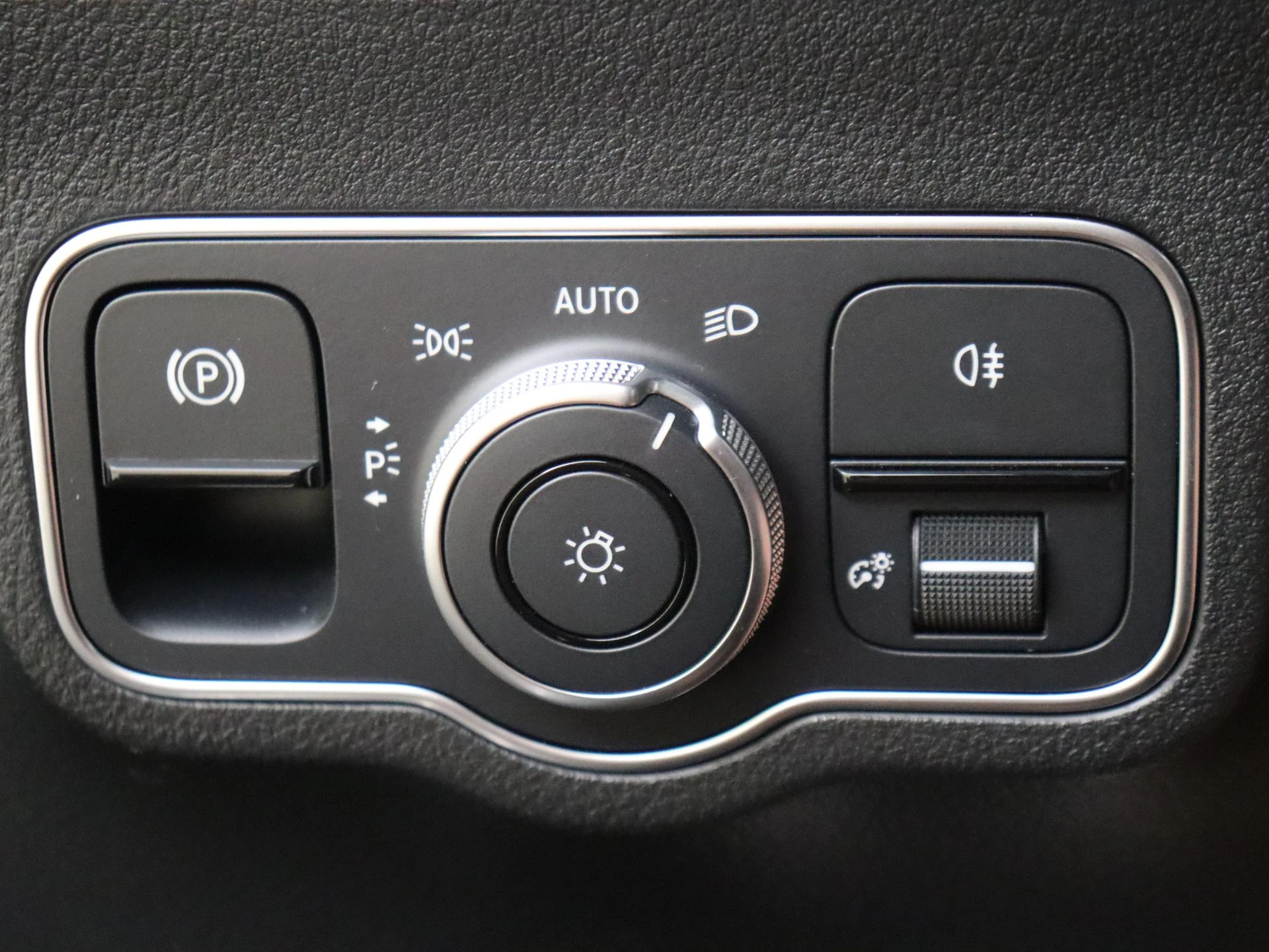 Mercedes-Benz-GLA-image-24