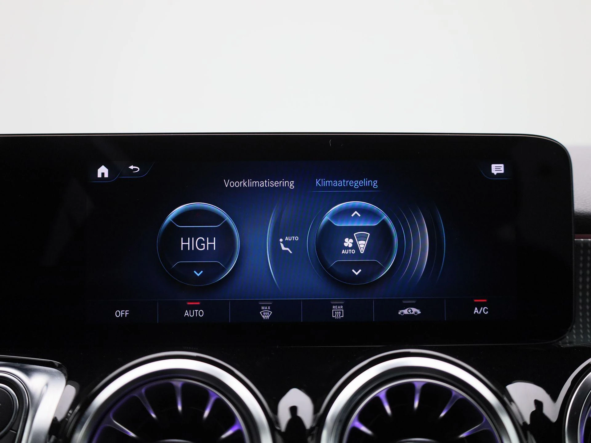 Mercedes-Benz-EQB-image-20