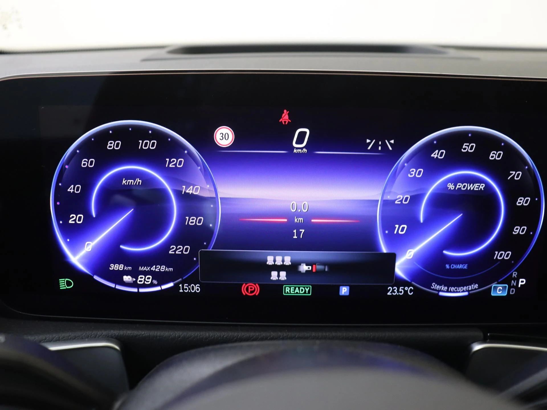 Mercedes-Benz-EQB-image-12