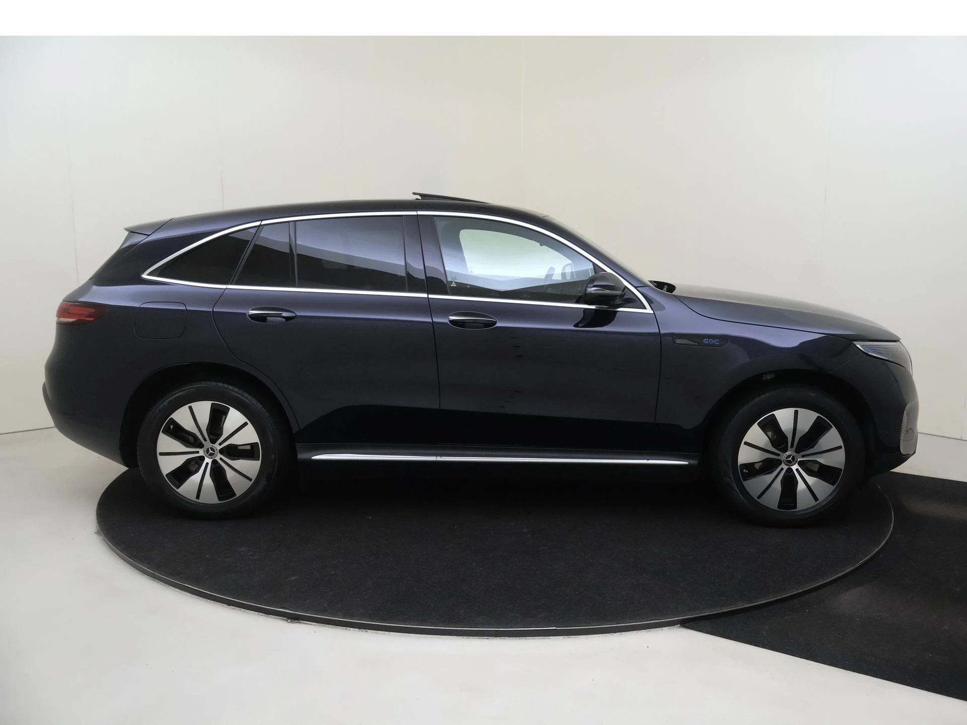 Mercedes-Benz-EQC-image-8