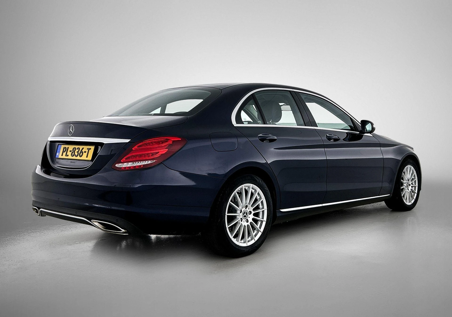 Mercedes-Benz-C-Klasse-image-3