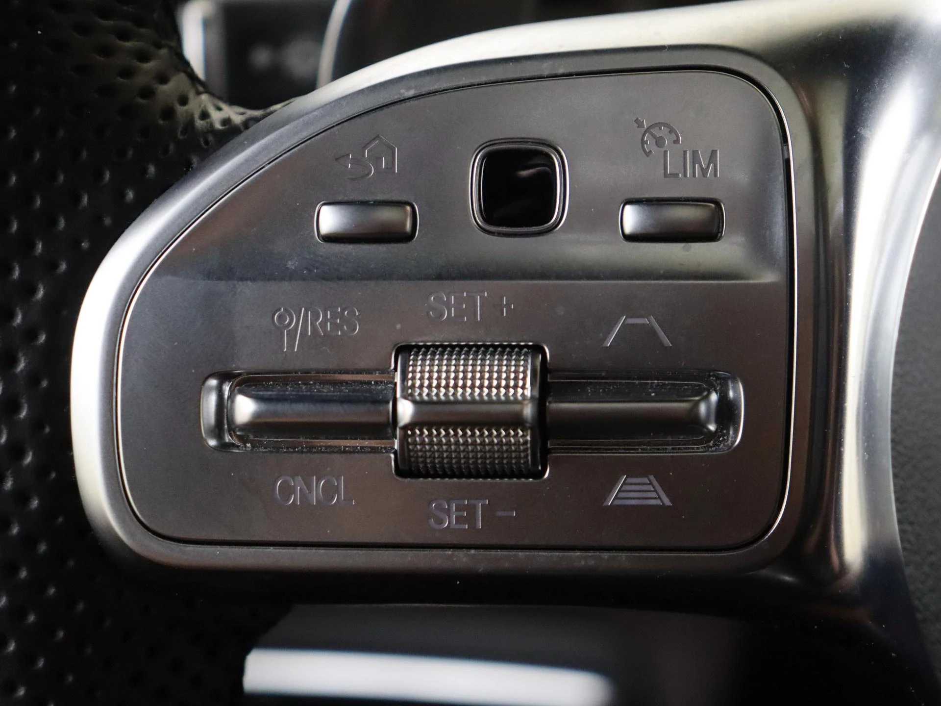 Mercedes-Benz-G-Klasse-image-19