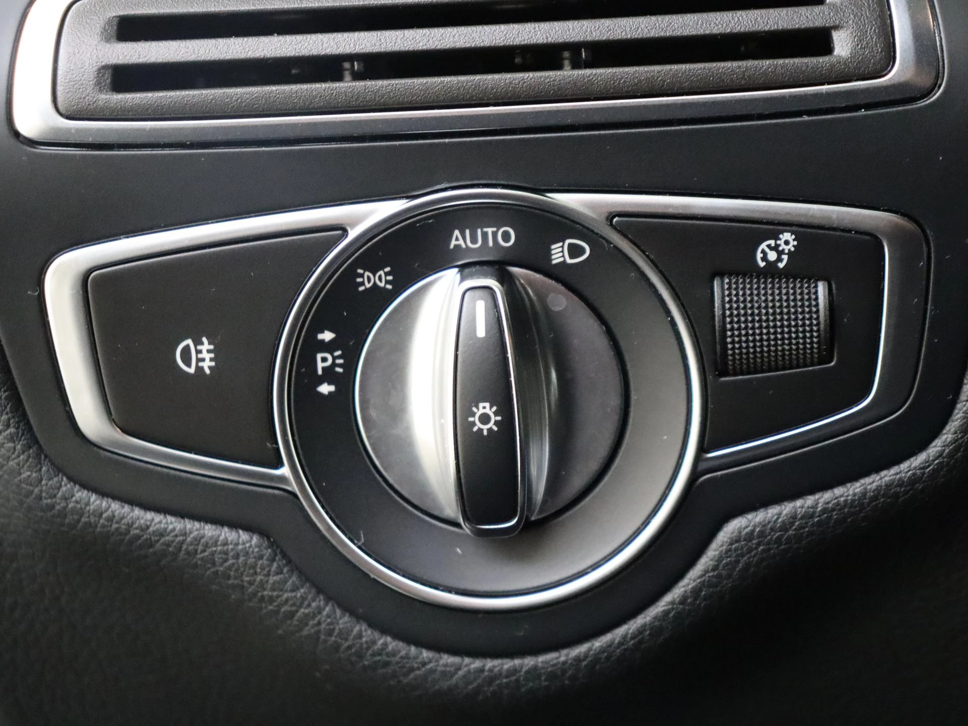 Mercedes-Benz-C-Klasse-image-28