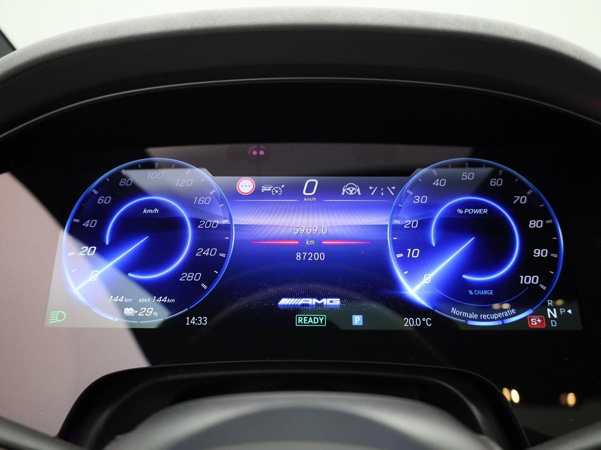 Mercedes-Benz-EQE-image-19