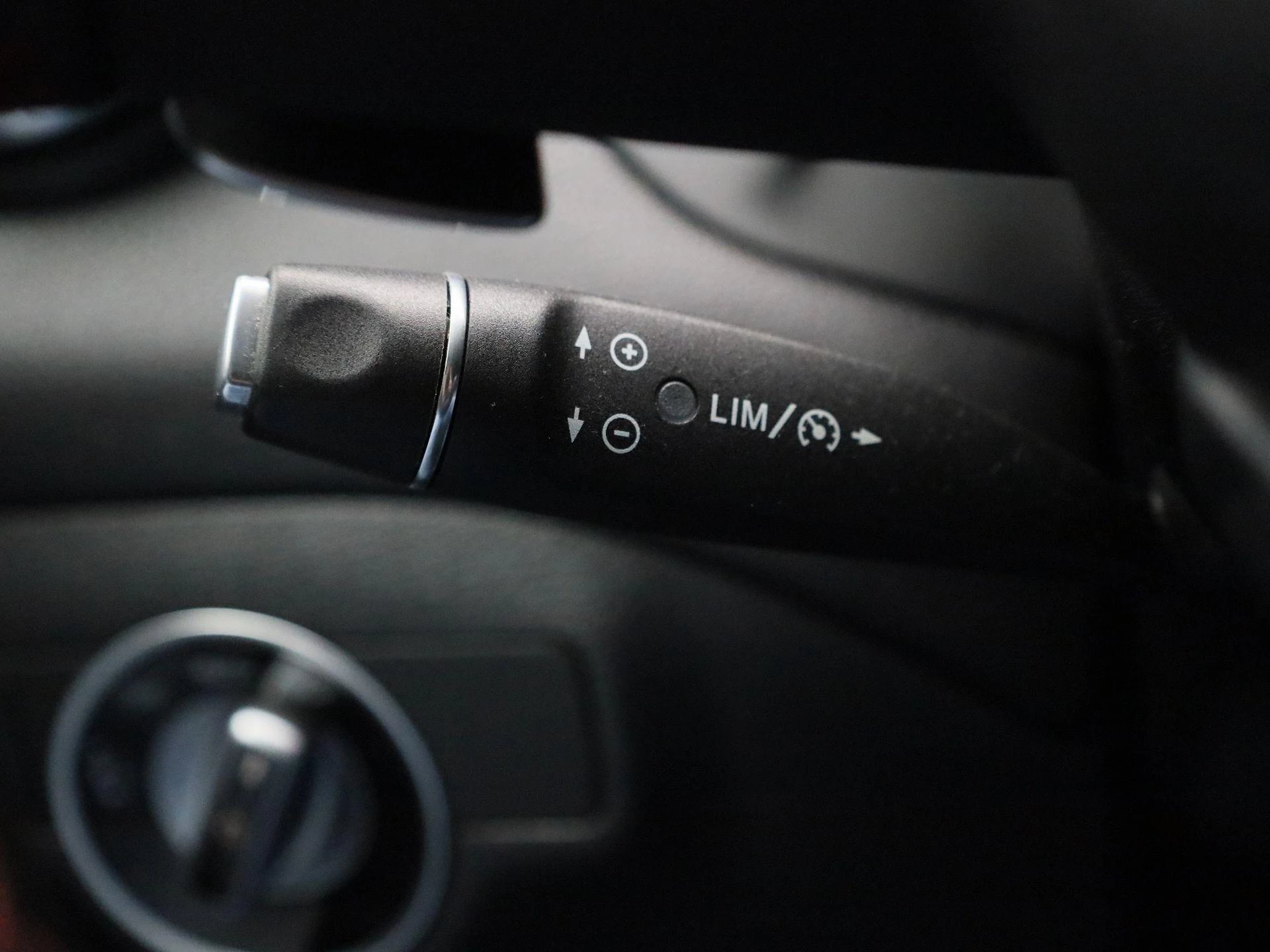 Mercedes-Benz-CLA-image-21