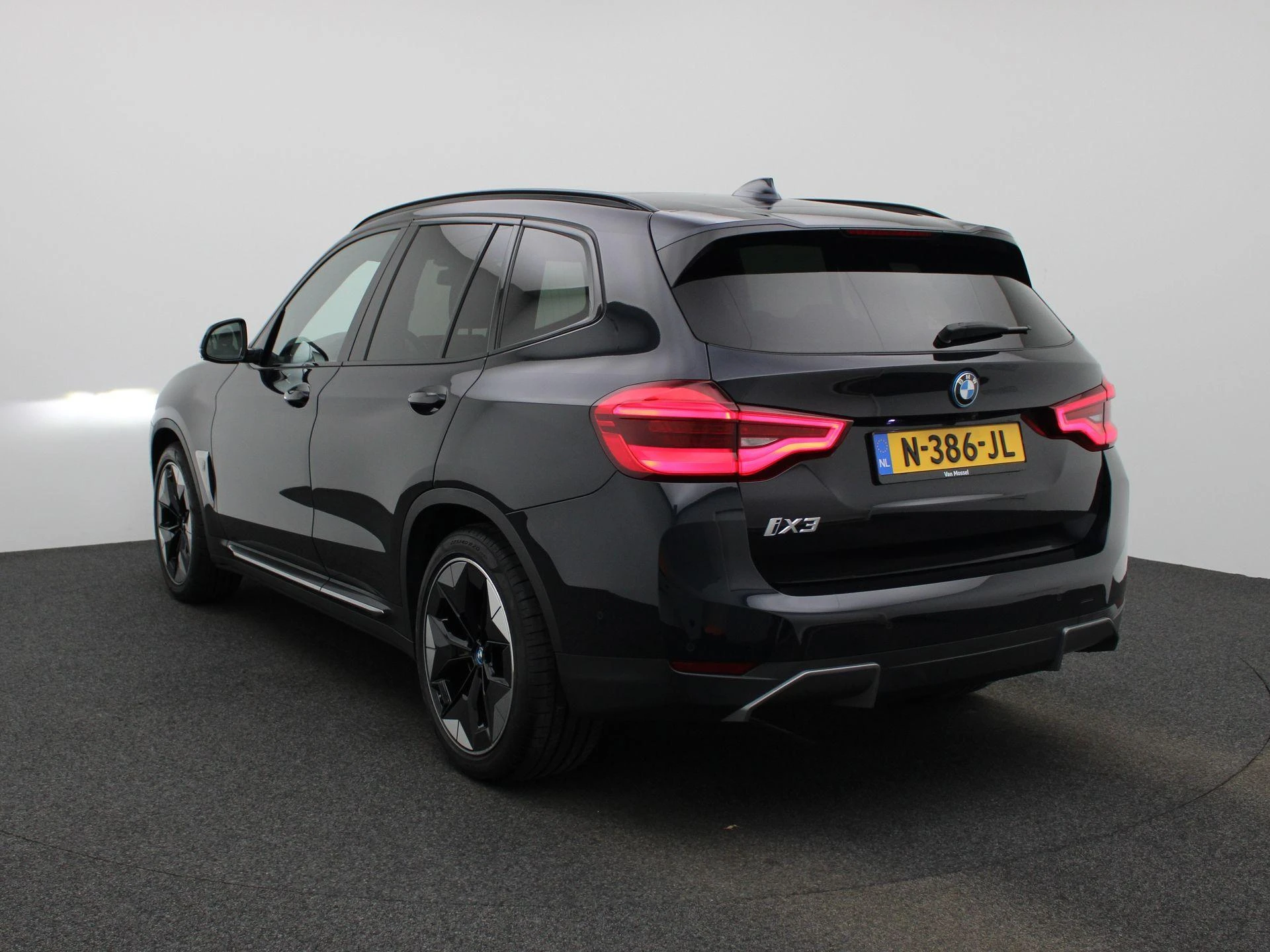 BMW-iX3-image-1